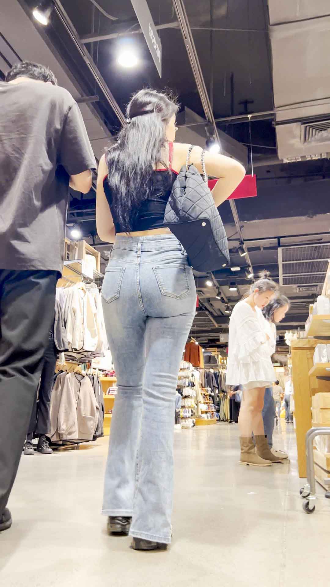 街拍浅蓝牛仔裤蜜桃巨臀