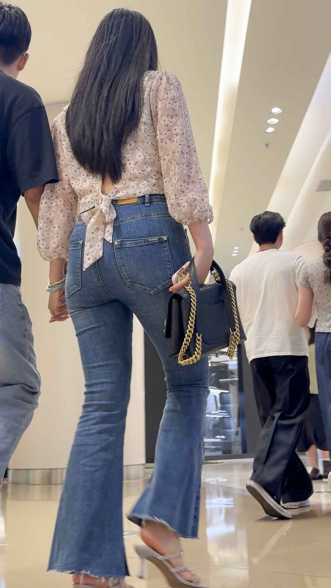 高腰牛仔裤极品蜜桃臀少妇