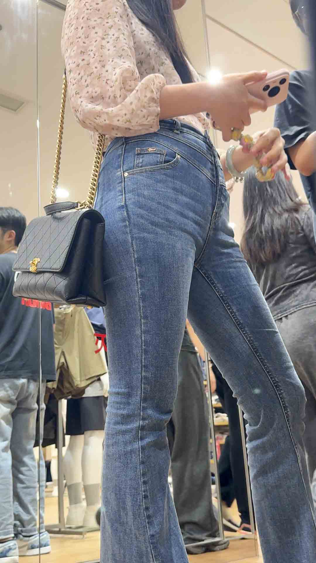 高腰牛仔裤极品蜜桃臀少妇