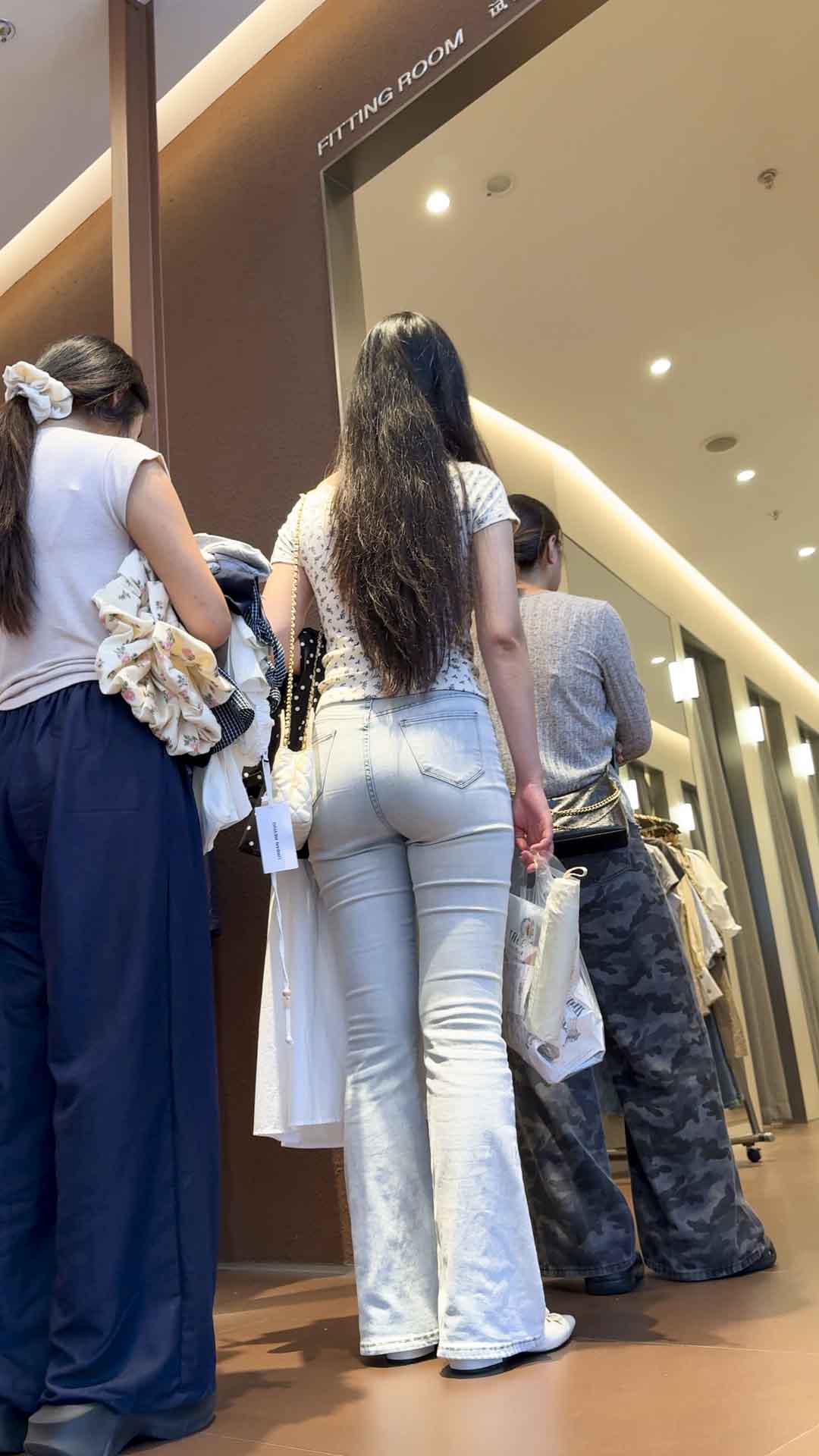 白色牛仔裤极品欠尤物：巨臀蜜桃把裤子撑到炸裂