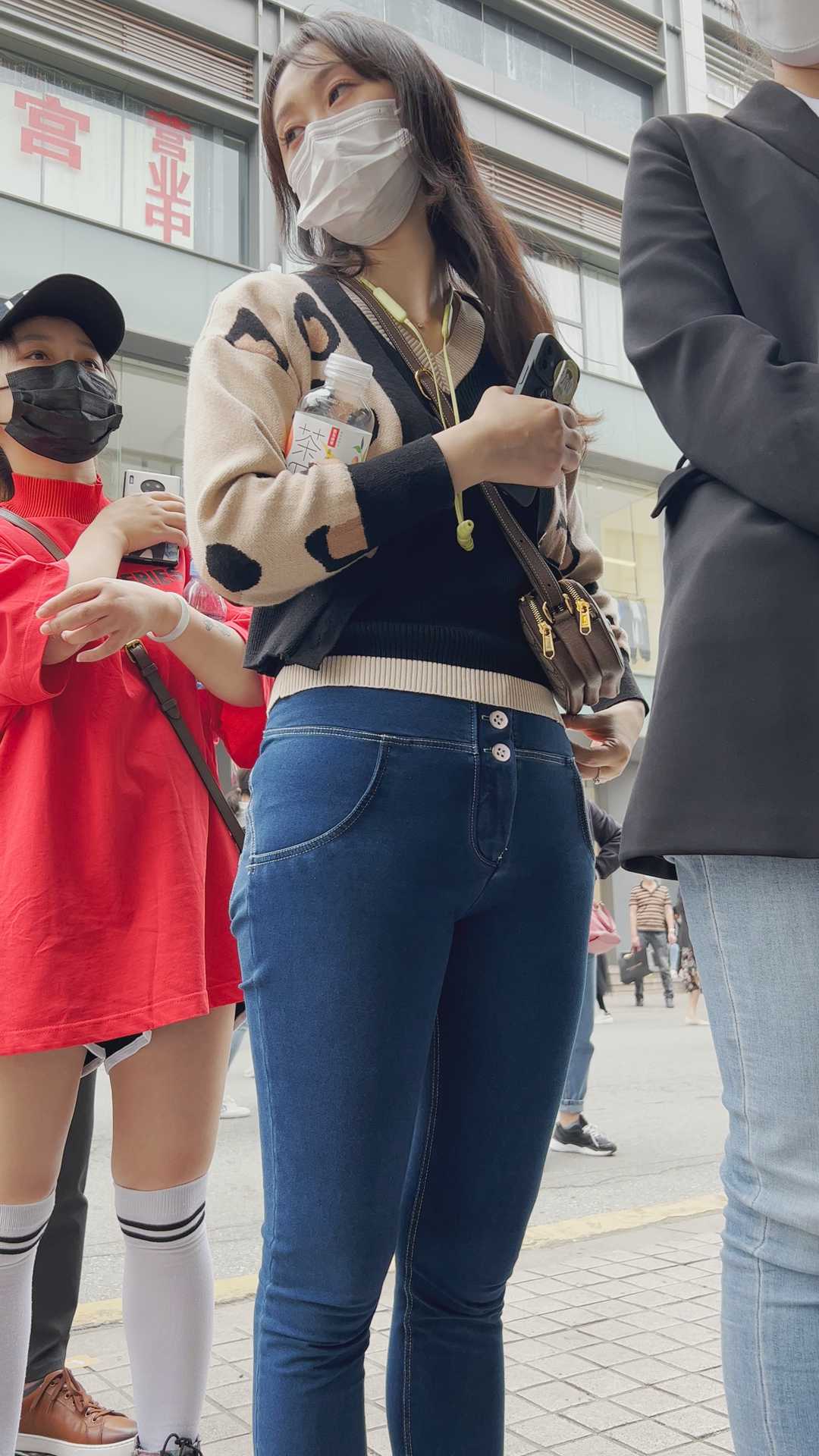 （积分333）超紧牛仔金三角美女