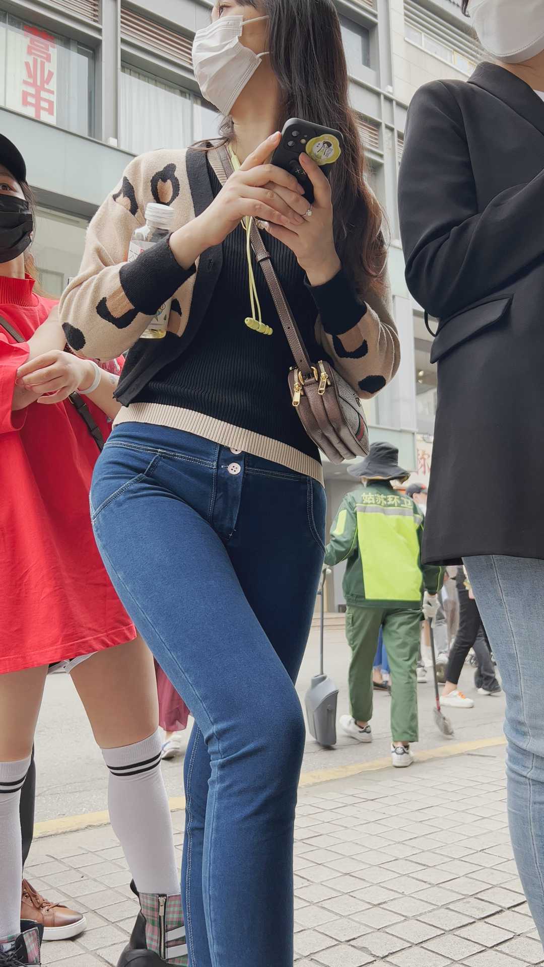 （积分333）超紧牛仔金三角美女