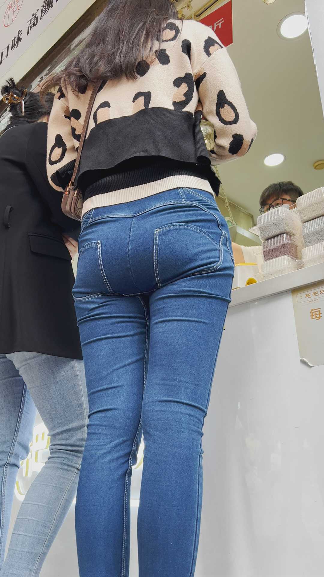 （积分333）超紧牛仔金三角美女