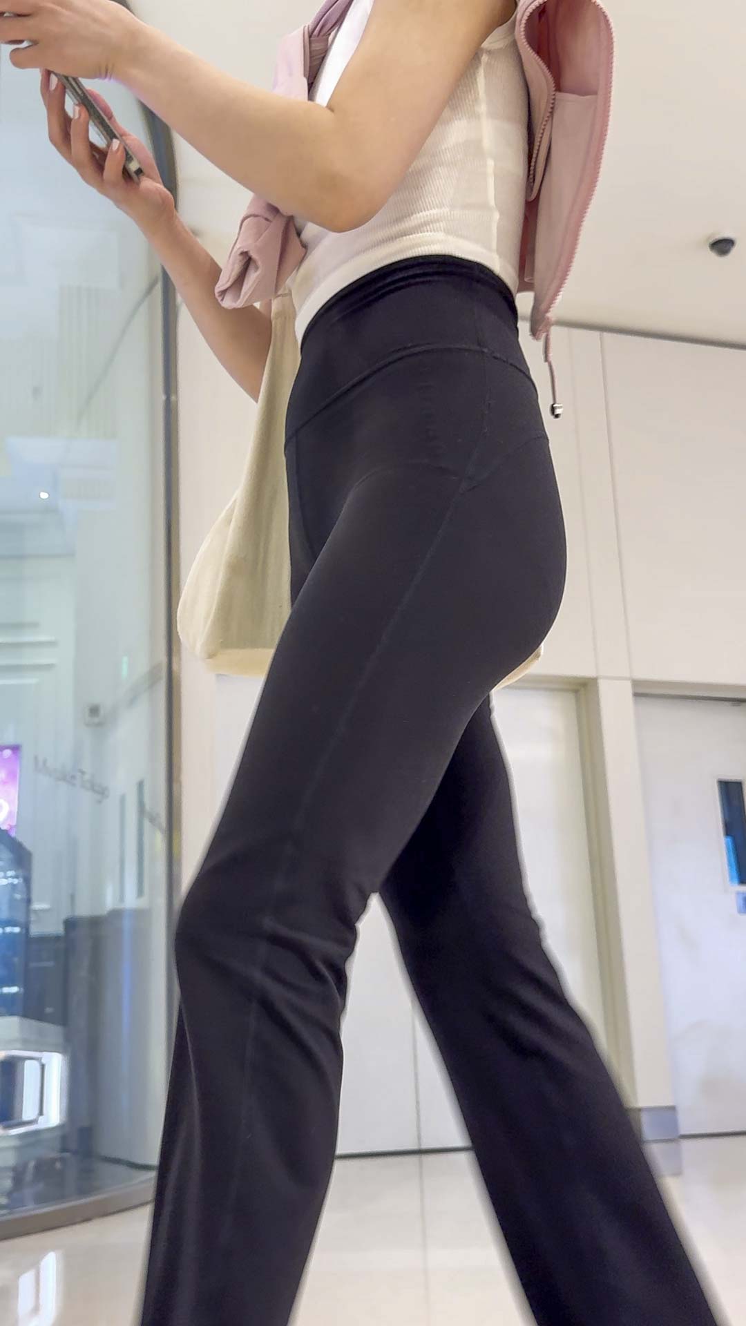 紧绷勾勒翘臀变形，后臀缝邀请