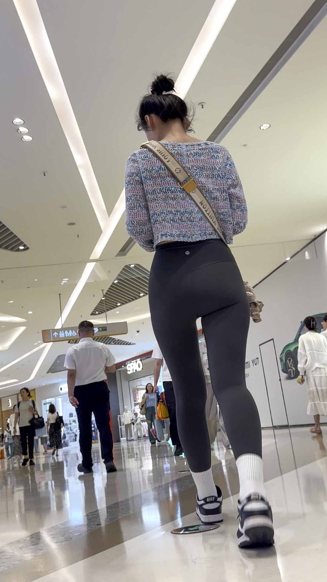 瑜伽裤下饱满区蜜桃臀扭动得欢