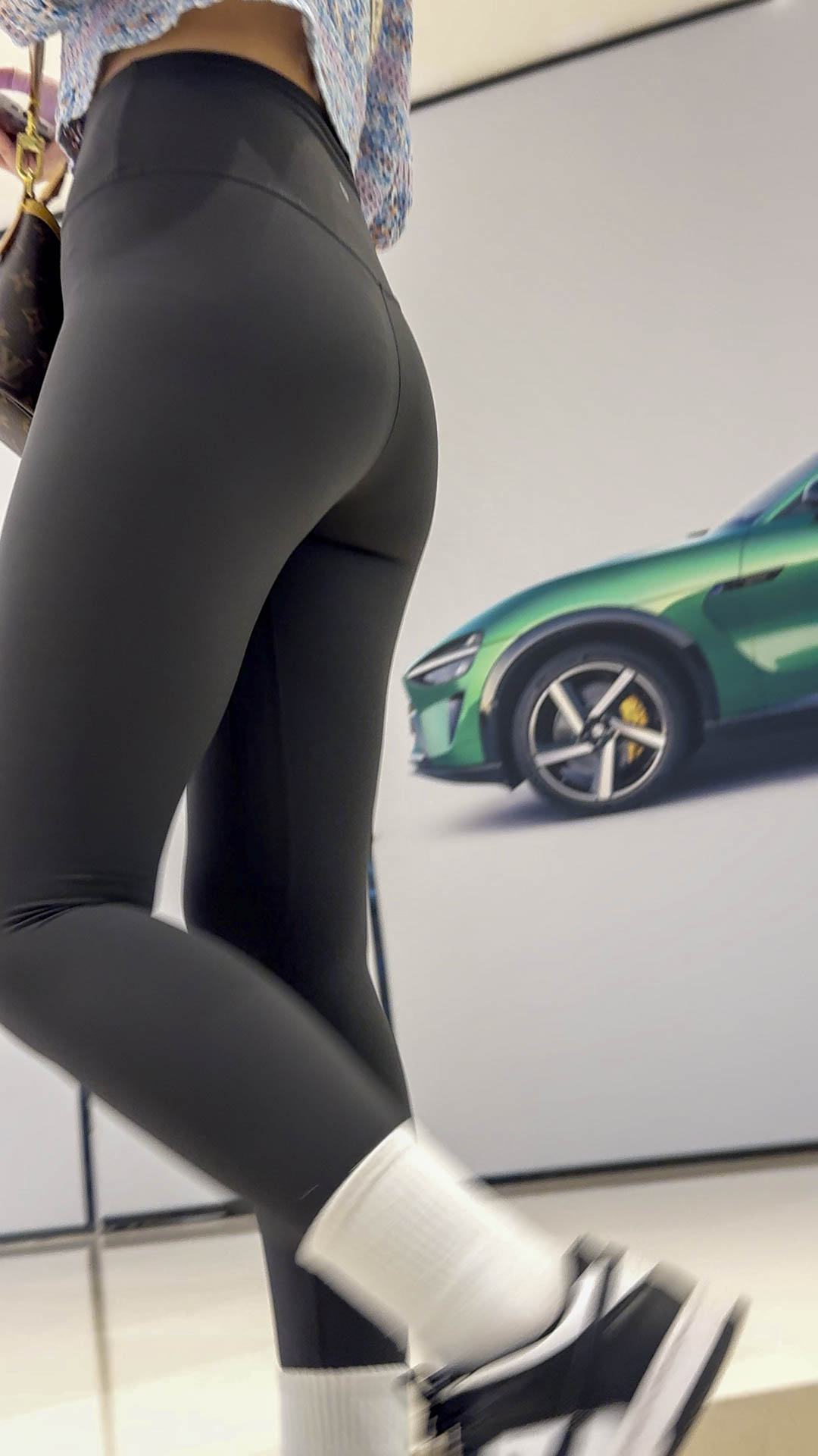 瑜伽裤下饱满区蜜桃臀扭动得欢