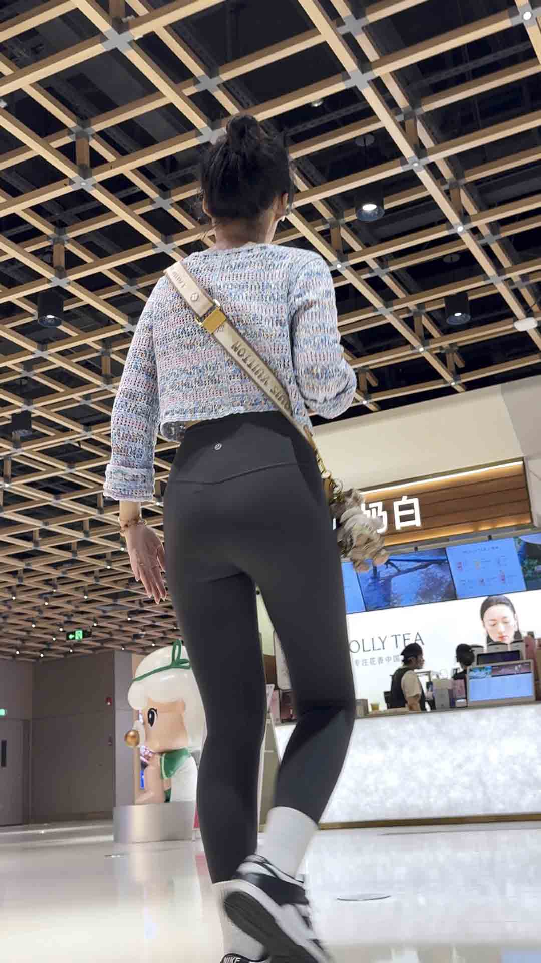 瑜伽裤下饱满区蜜桃臀扭动得欢