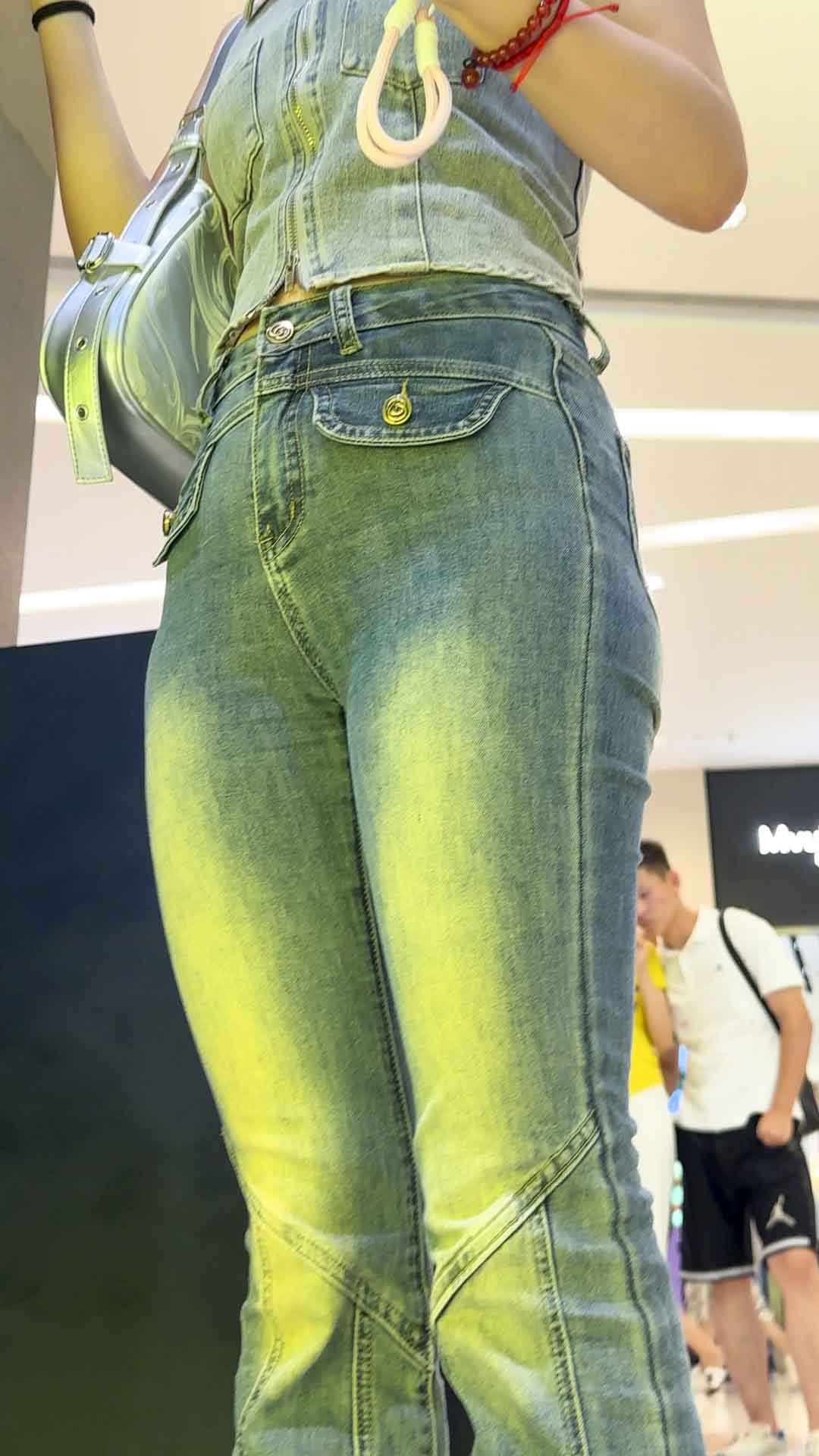 紧身包臀勾勒极品丰臀，裤缝勒出痕迹，一看就是经常后