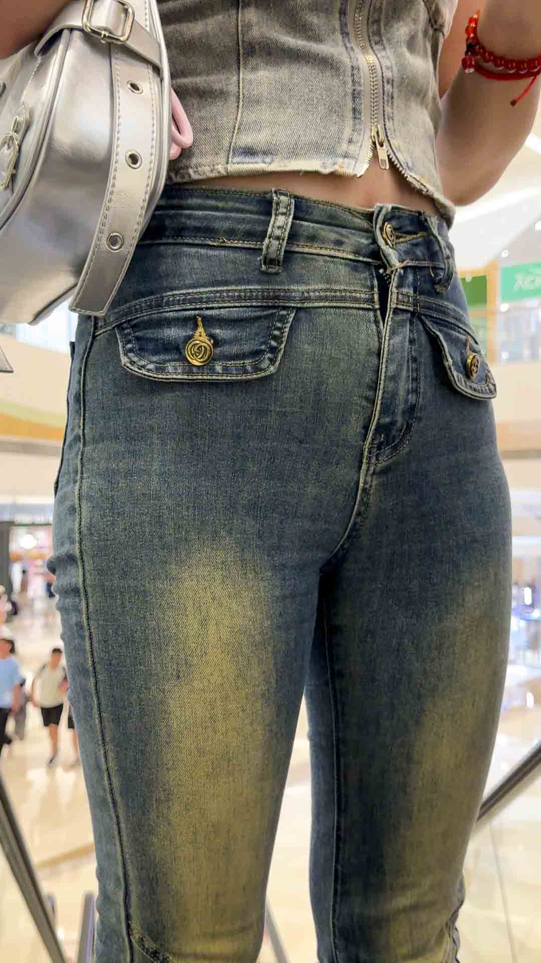 紧身包臀勾勒极品丰臀，裤缝勒出痕迹，一看就是经常后