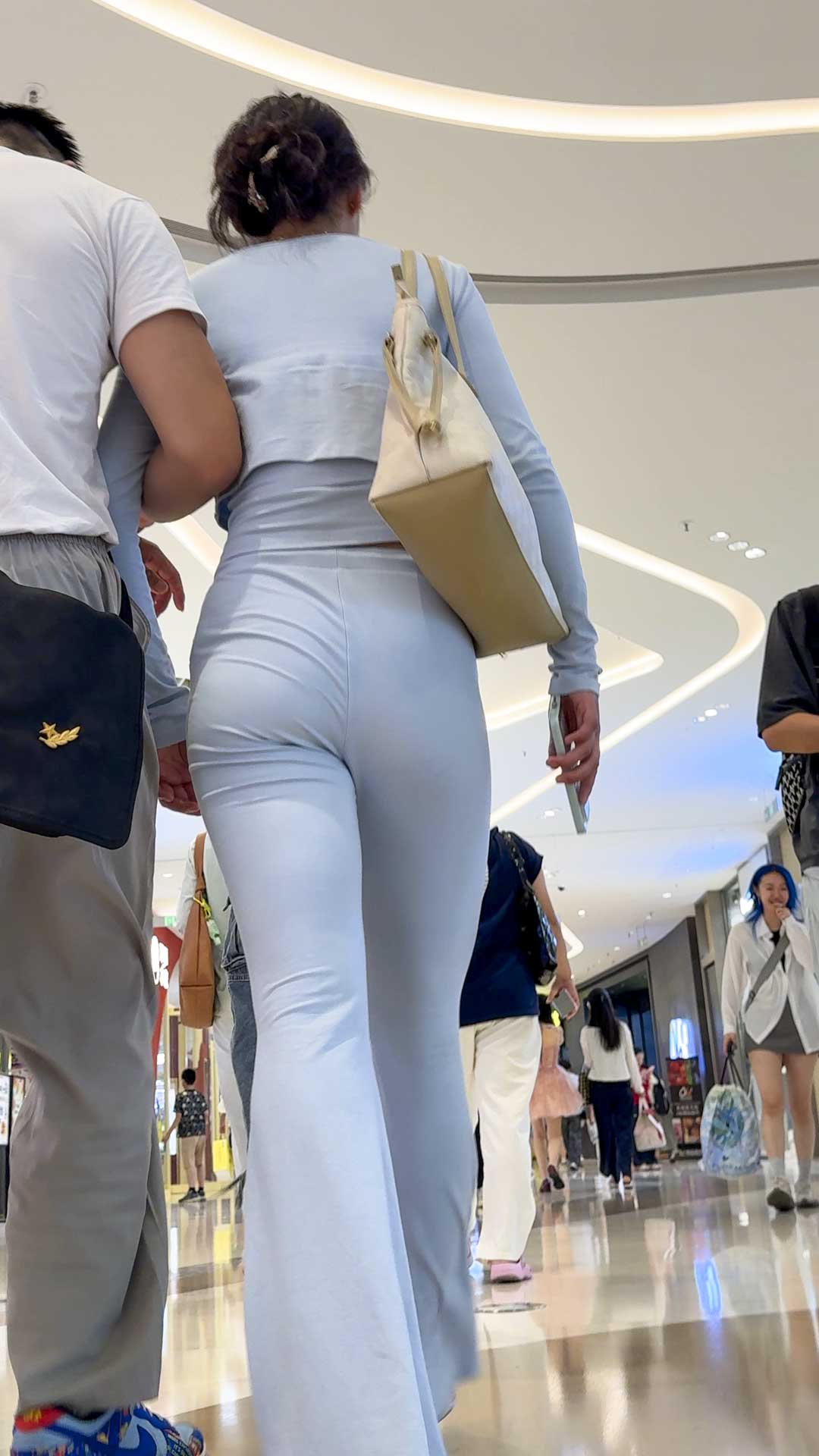 小龙女表妹性感身材曲线让人着迷