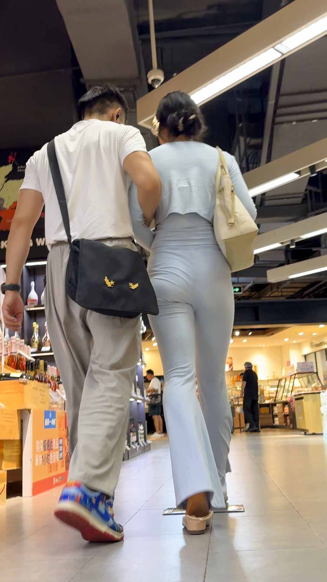 小龙女表妹性感身材曲线让人着迷