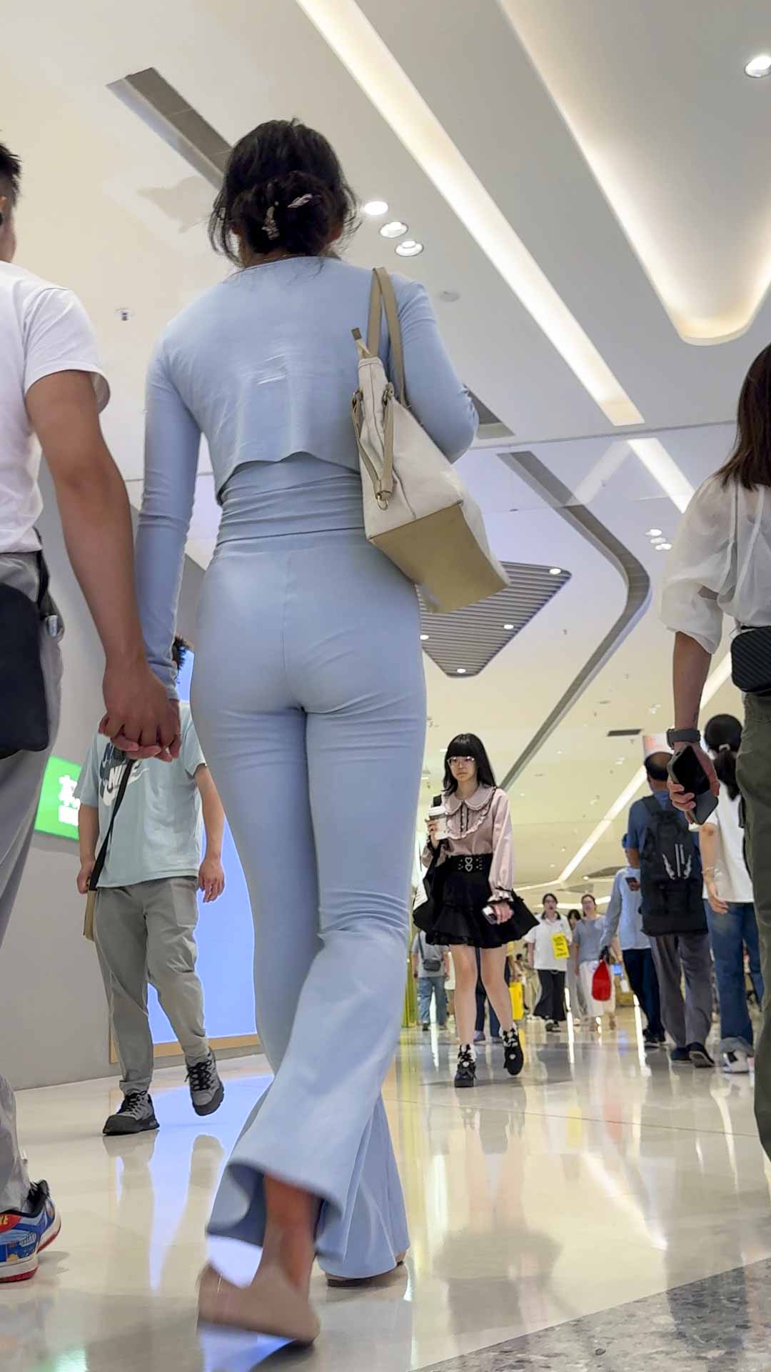 小龙女表妹性感身材曲线让人着迷