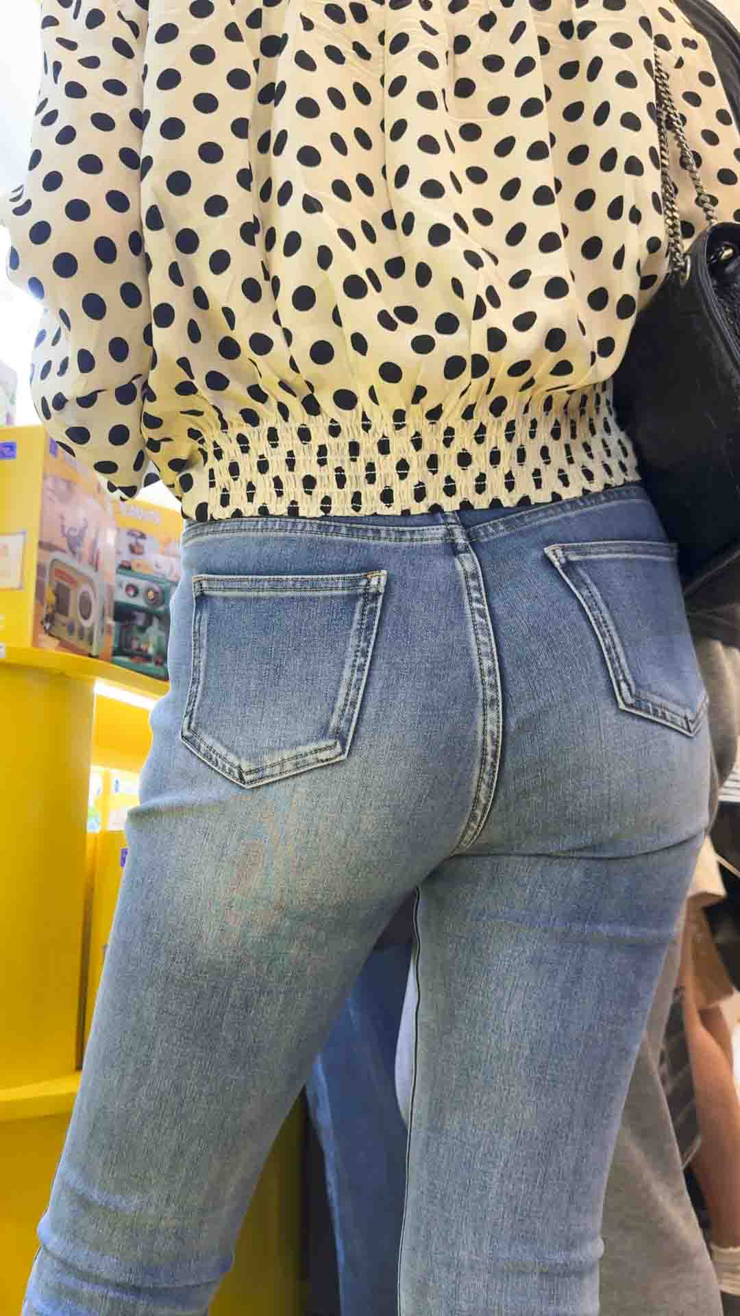 紧身牛仔裤下的肉感天堂，勒痕直指核心