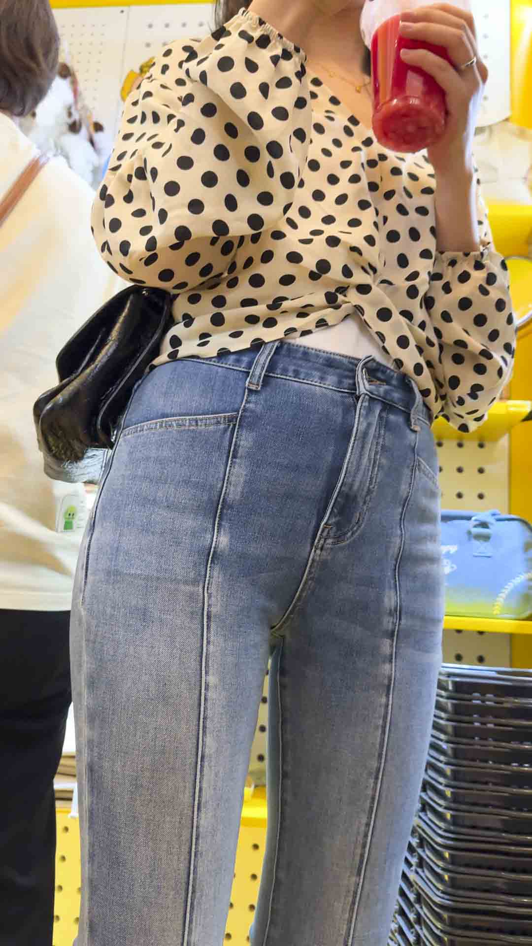 紧身牛仔裤下的肉感天堂，勒痕直指核心