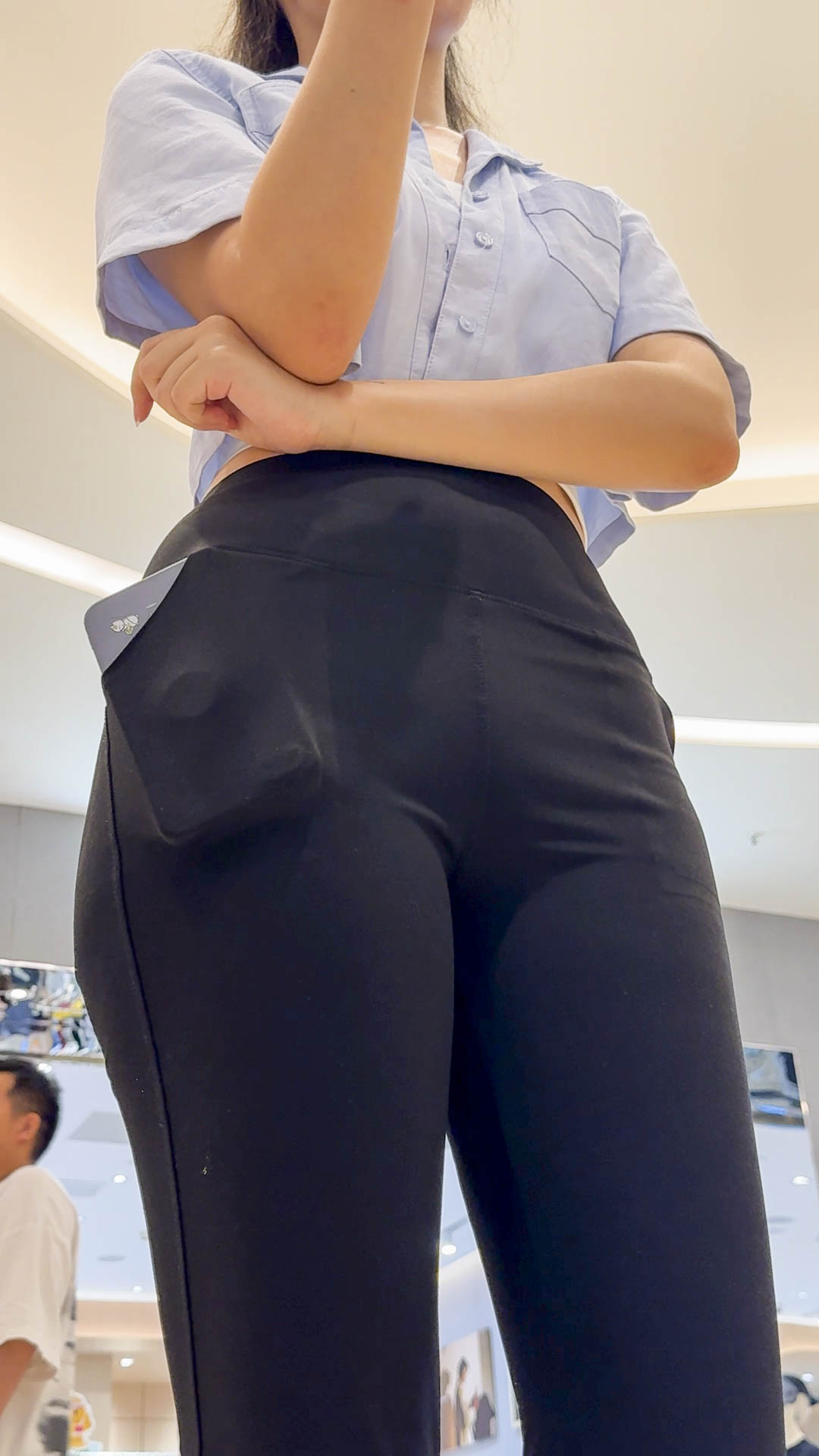 大屁股在紧身裤扭动，前后区痕迹惊人