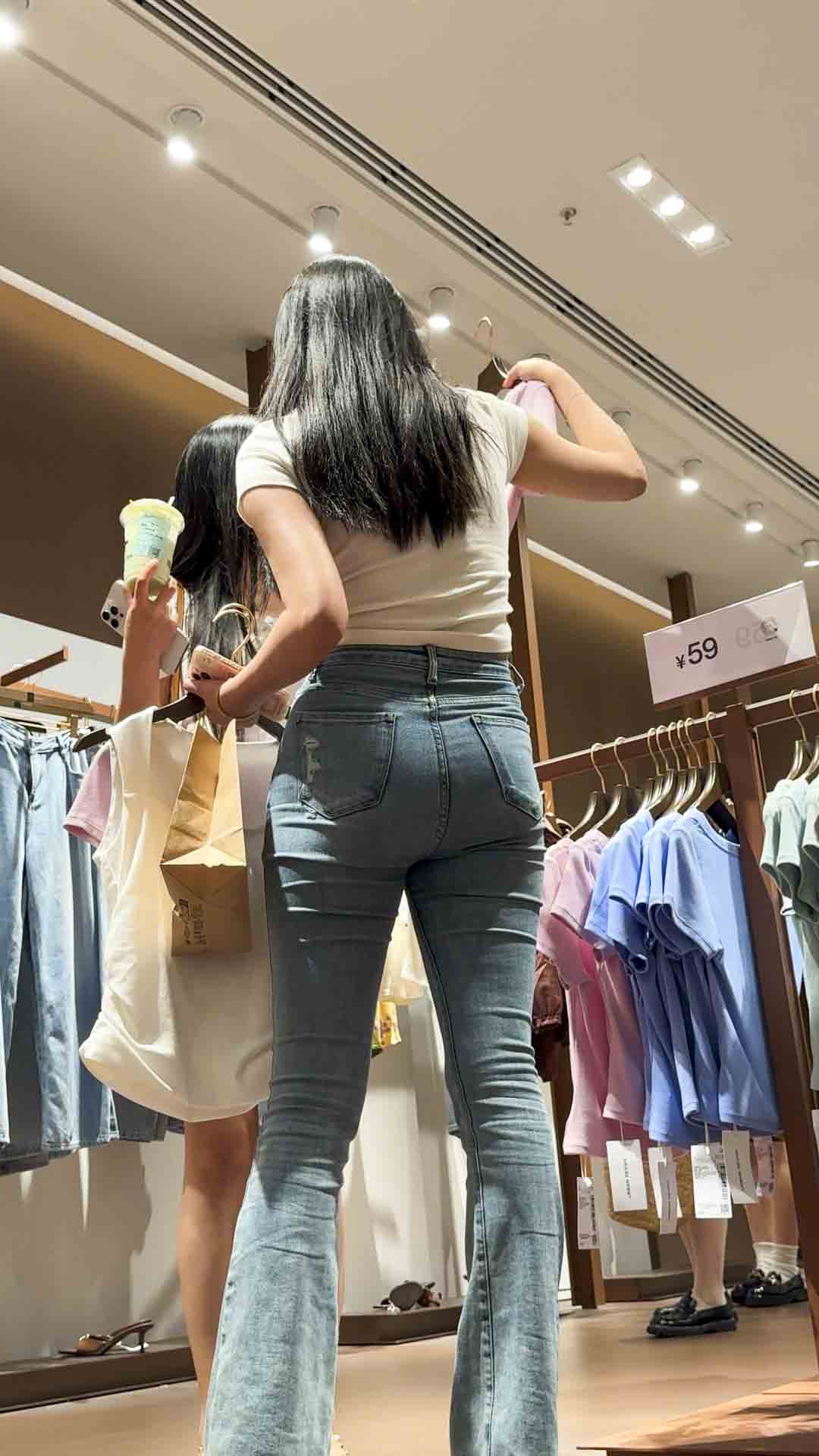 紧身勾勒下半身，缝沟壑深邃