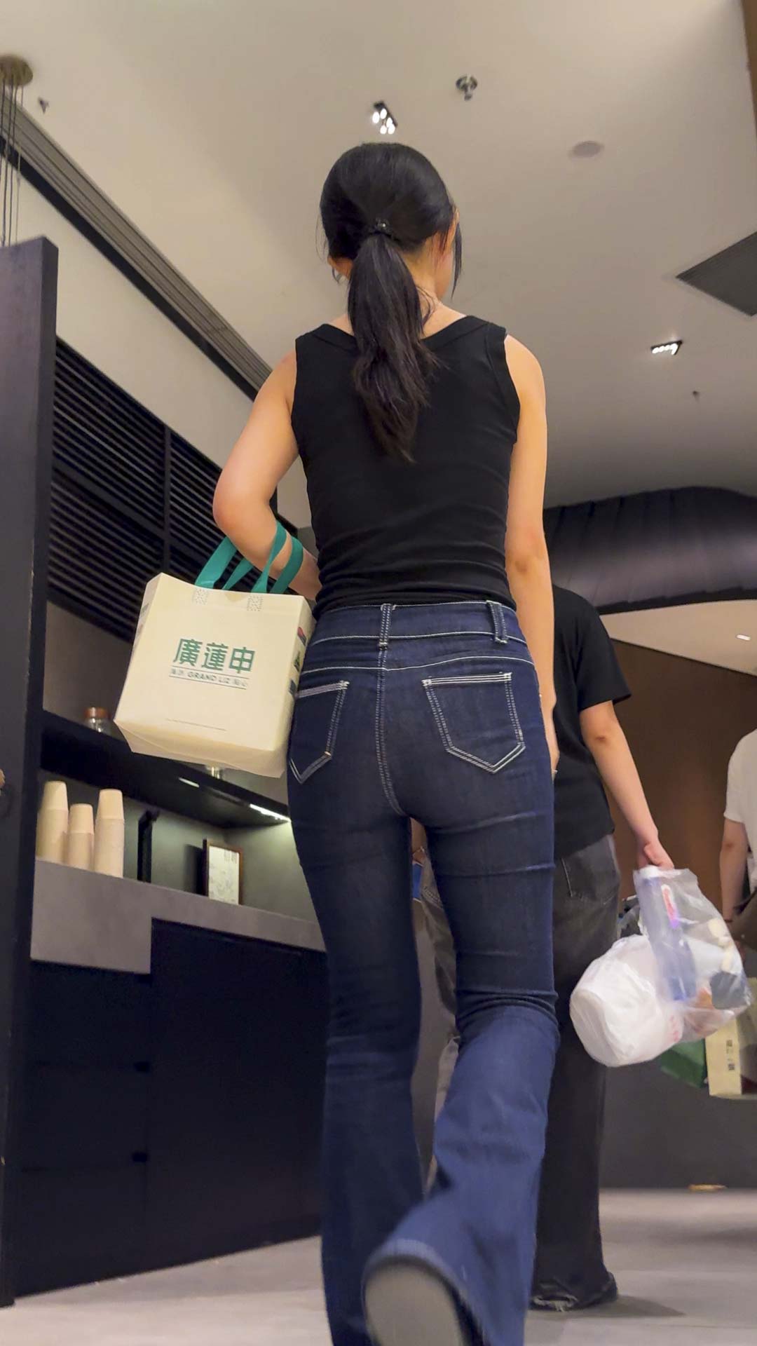 大宽臀随着步伐摇曳，勒痕清晰