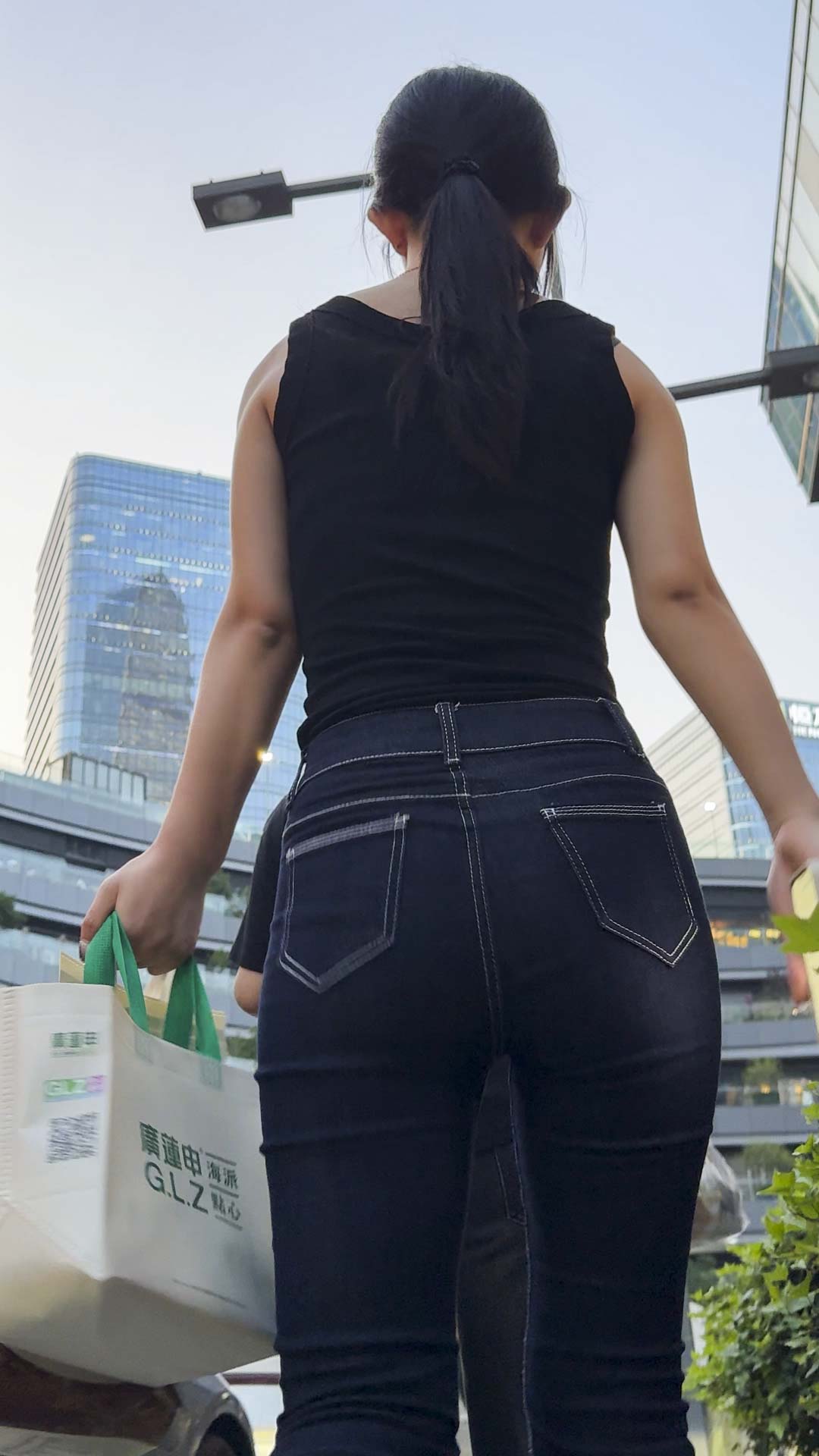 大宽臀随着步伐摇曳，勒痕清晰