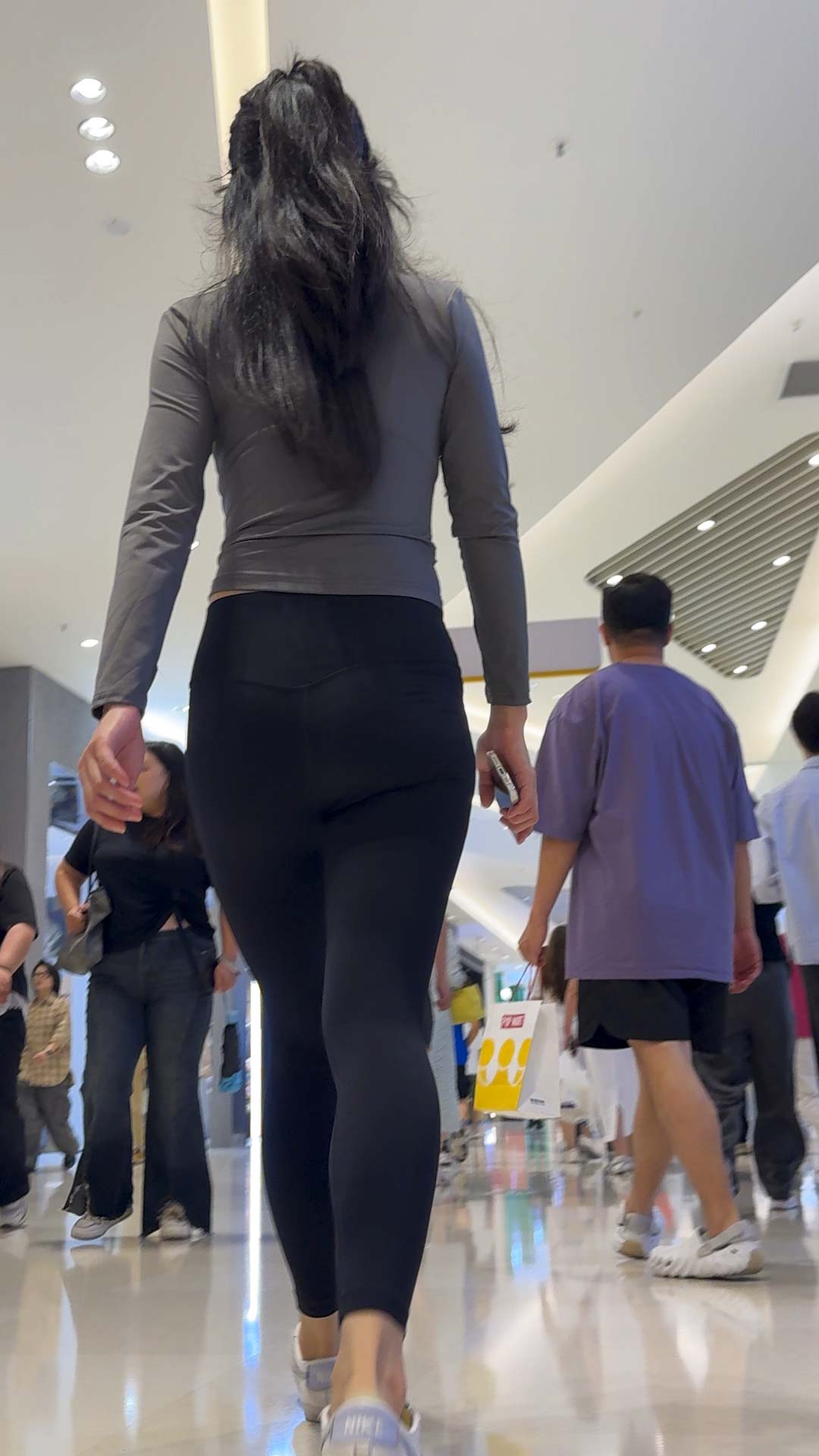 瑜伽裤紧勒三角，勾勒湿润饱满，后缝深不可测