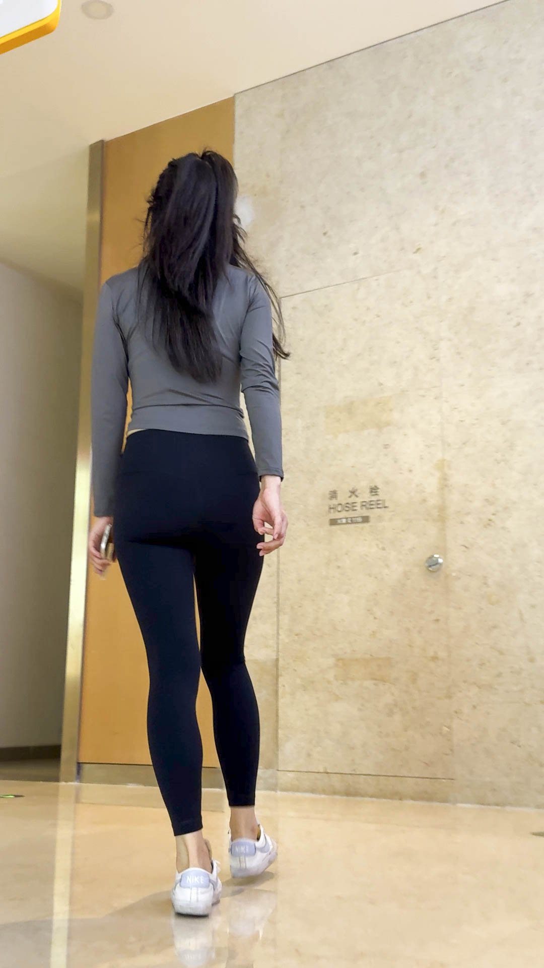 瑜伽裤紧勒三角，勾勒湿润饱满，后缝深不可测