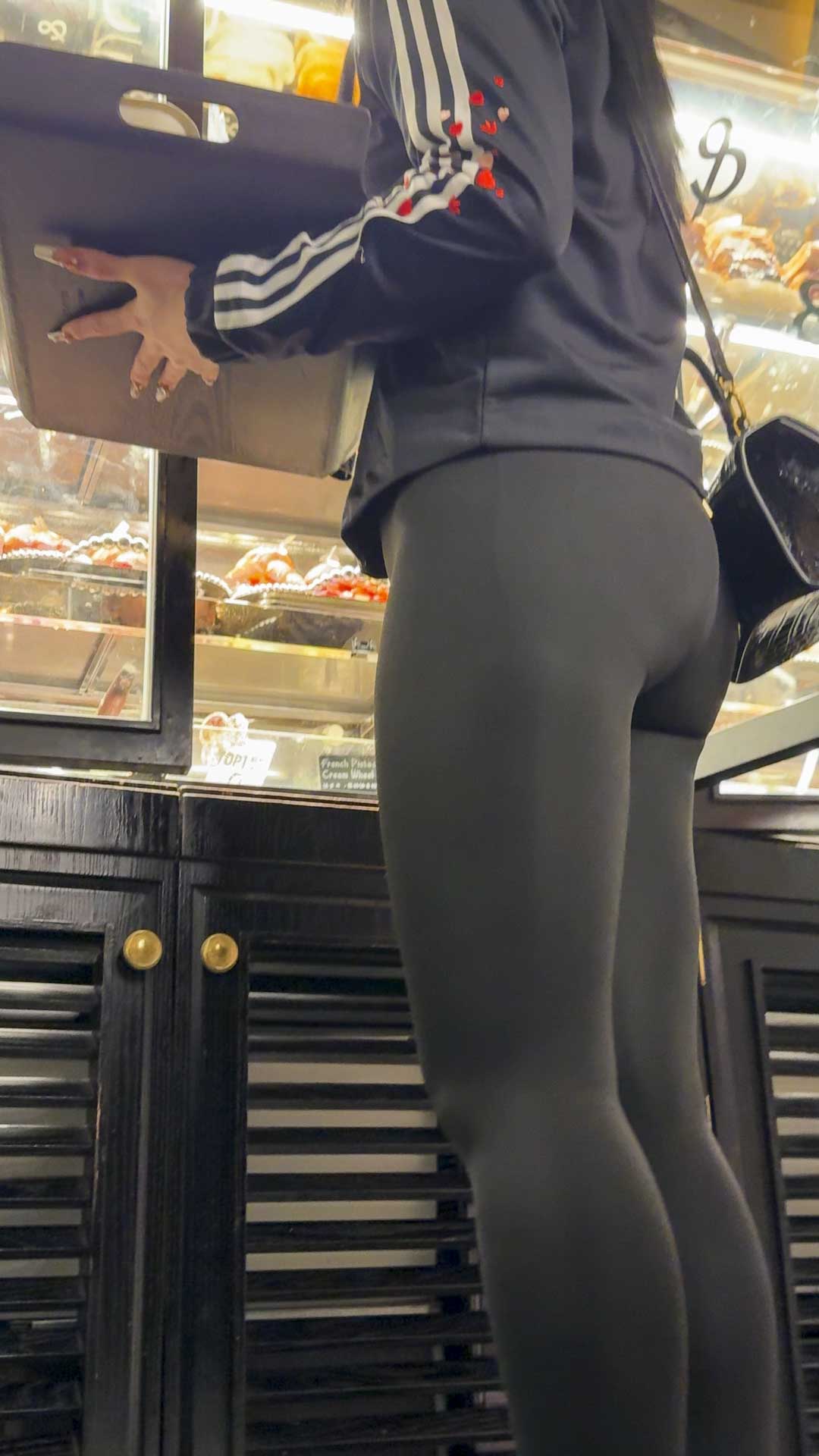 瑜伽裤的致命吸引力：大翘臀摇曳生姿，前骆驼趾几乎炸裂