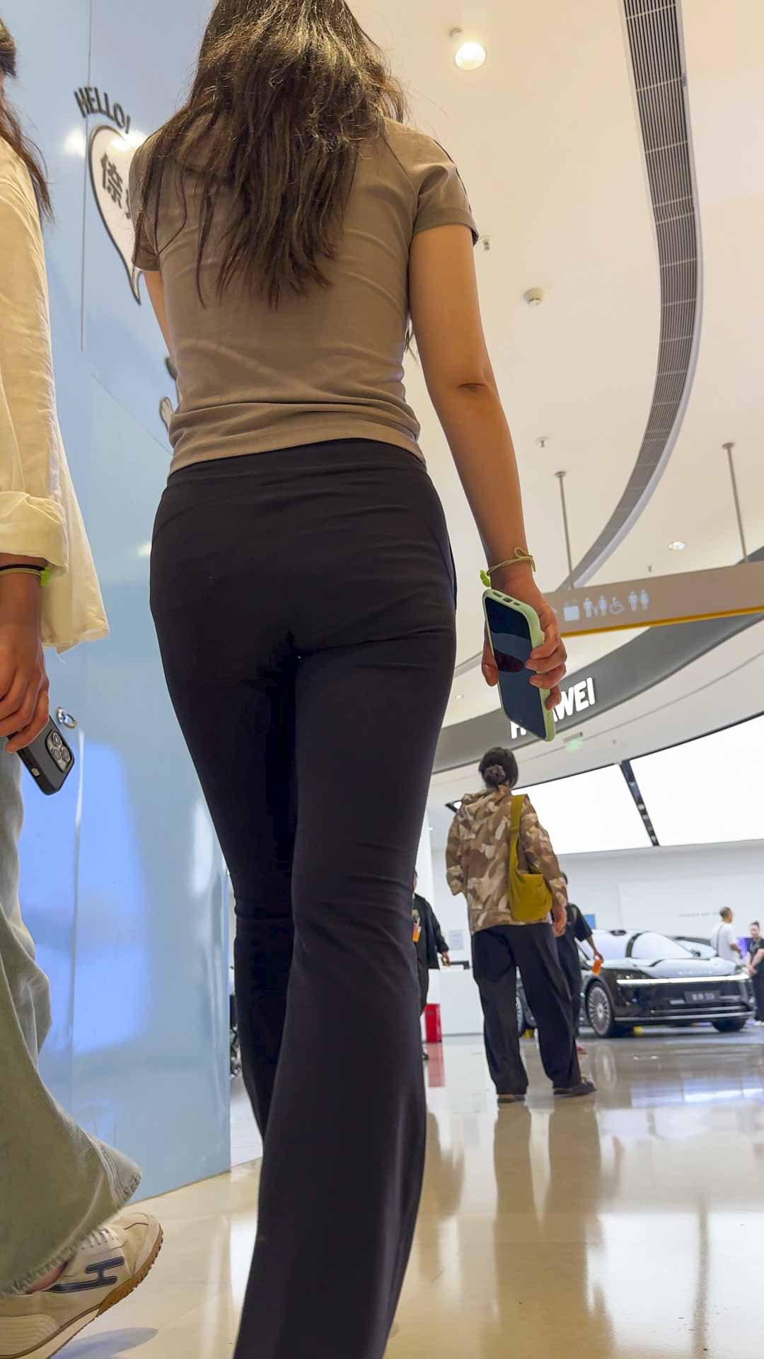 包臀瑜伽裤勾勒S曲线