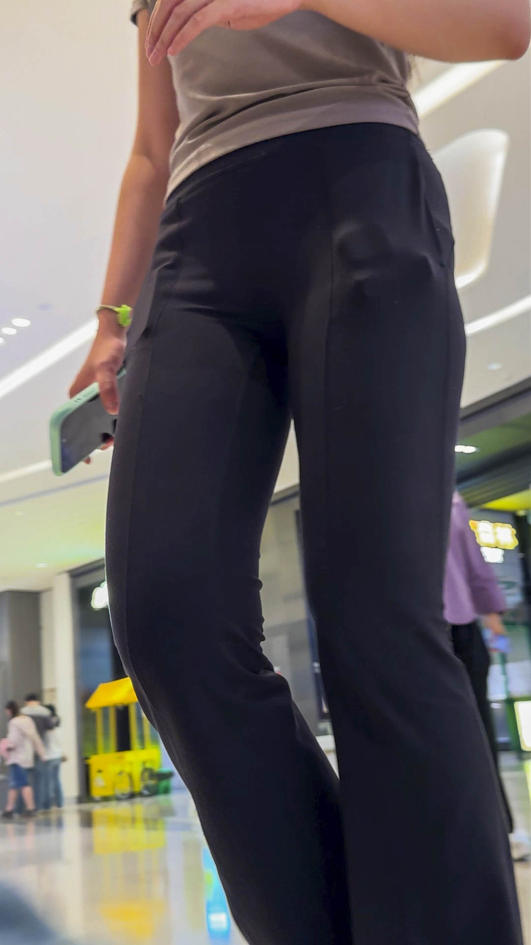 包臀瑜伽裤勾勒S曲线