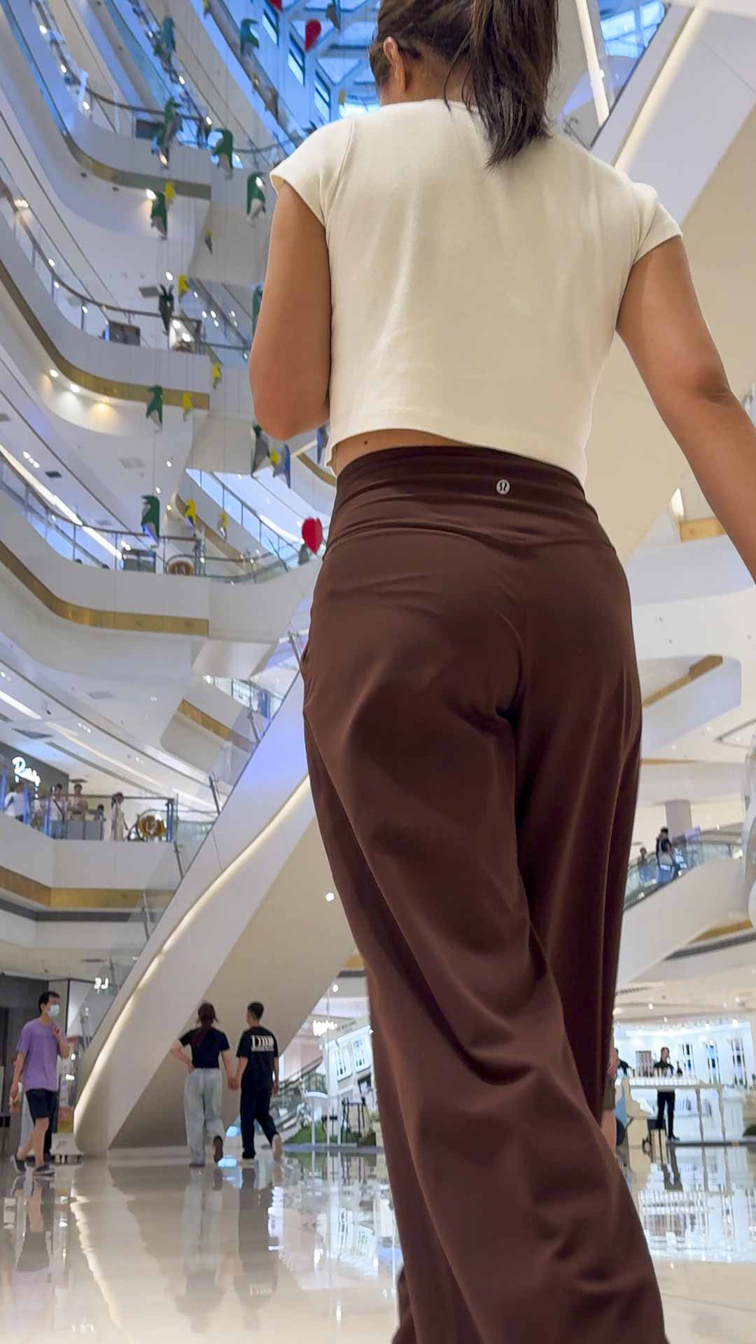 紧致翘臀扭动，后臀缝深，轮廓清晰可见