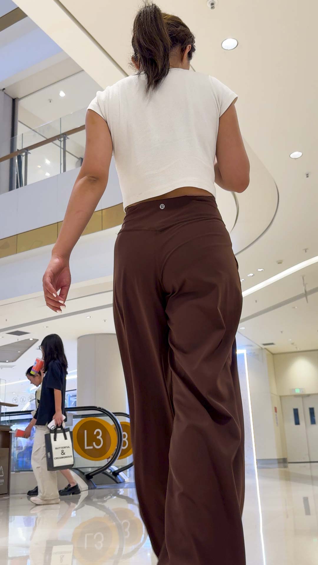 紧致翘臀扭动，后臀缝深，轮廓清晰可见