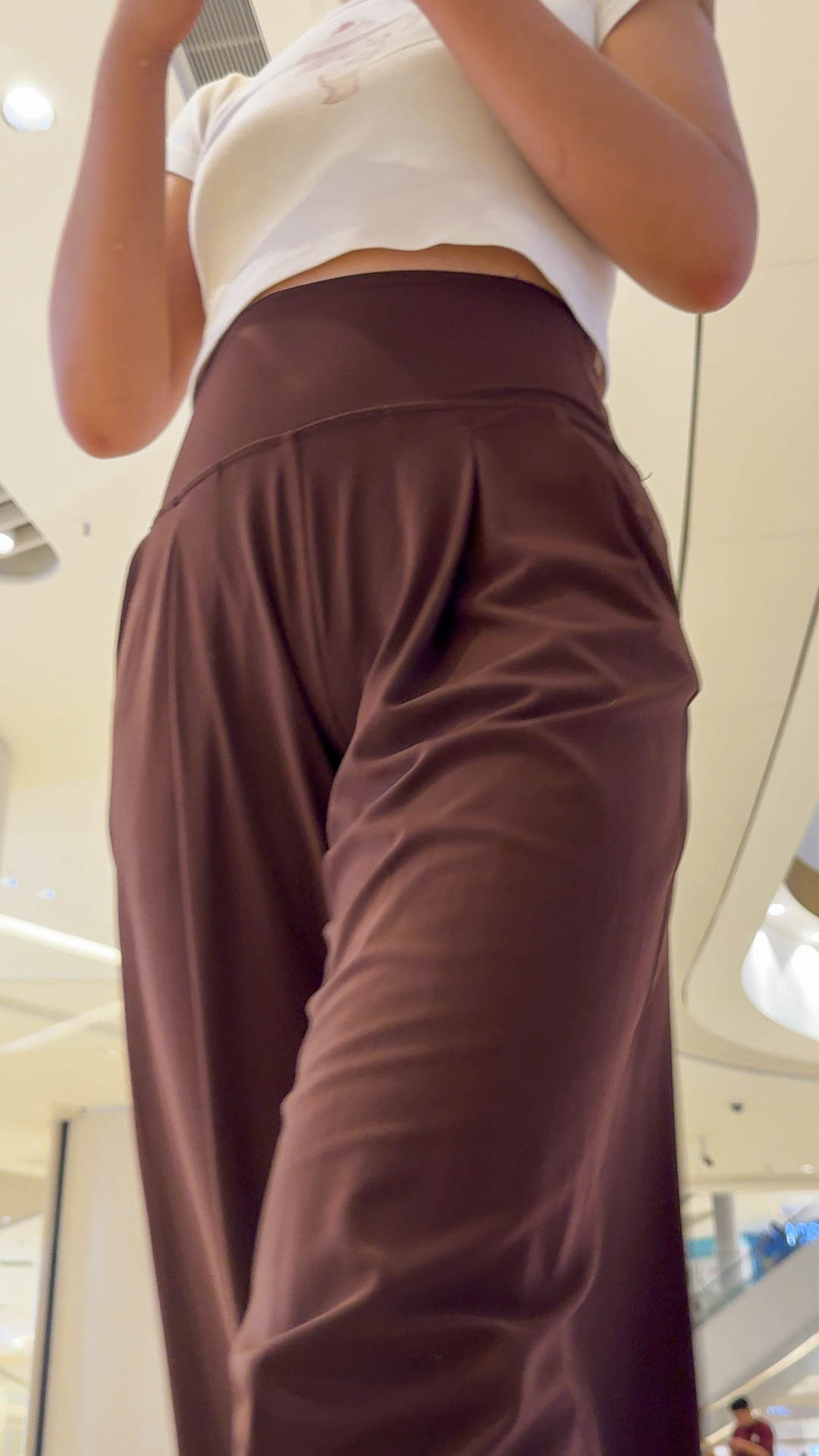 紧致翘臀扭动，后臀缝深，轮廓清晰可见