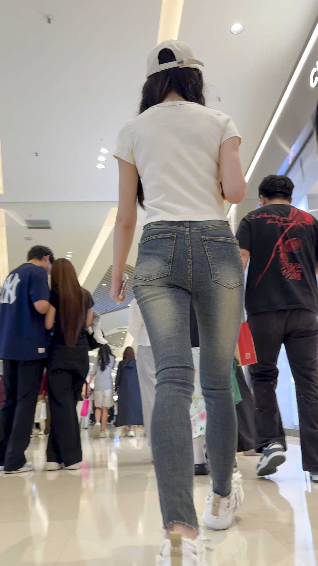 性感宽大三骆驼趾美女