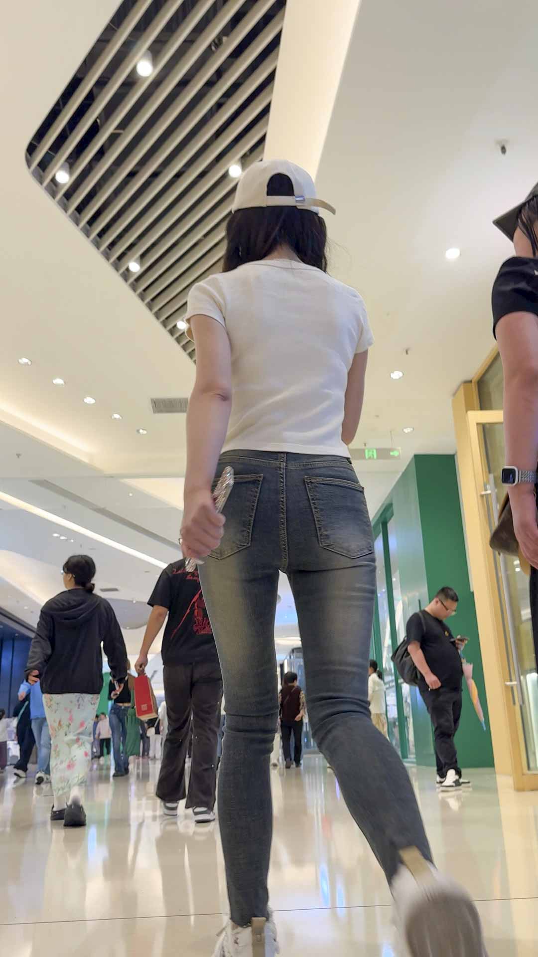 性感宽大三骆驼趾美女