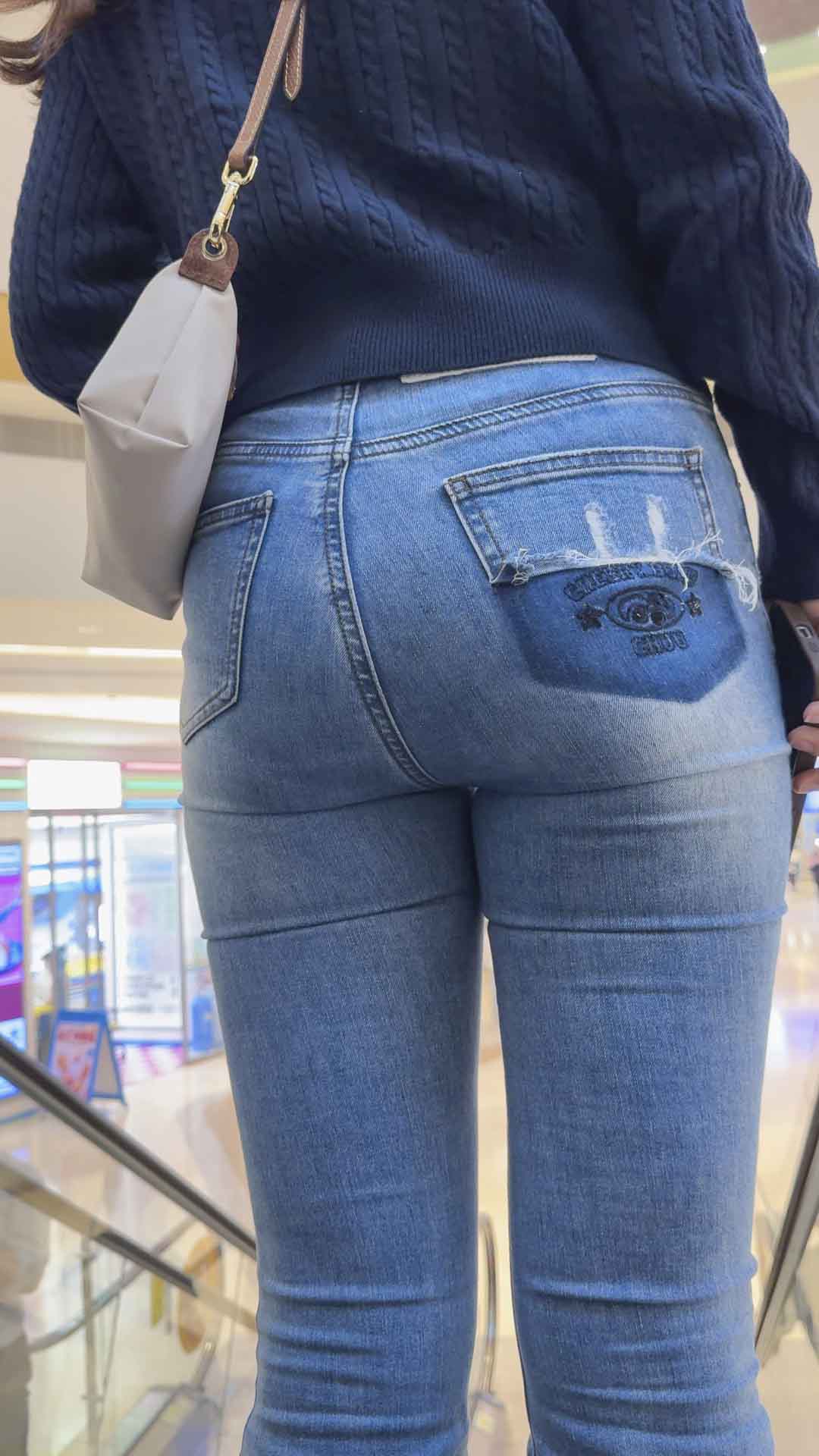 圆润饱满熟透的水蜜桃