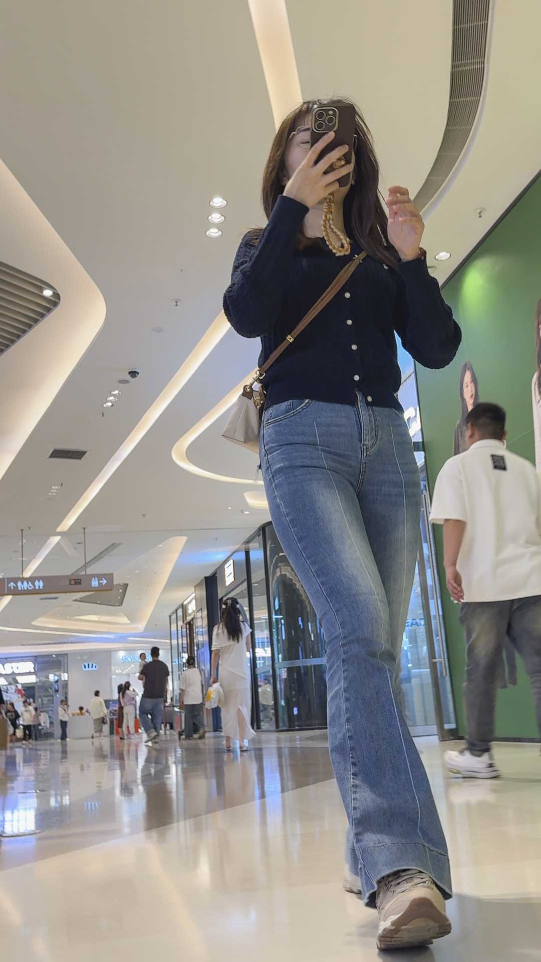 圆润饱满熟透的水蜜桃