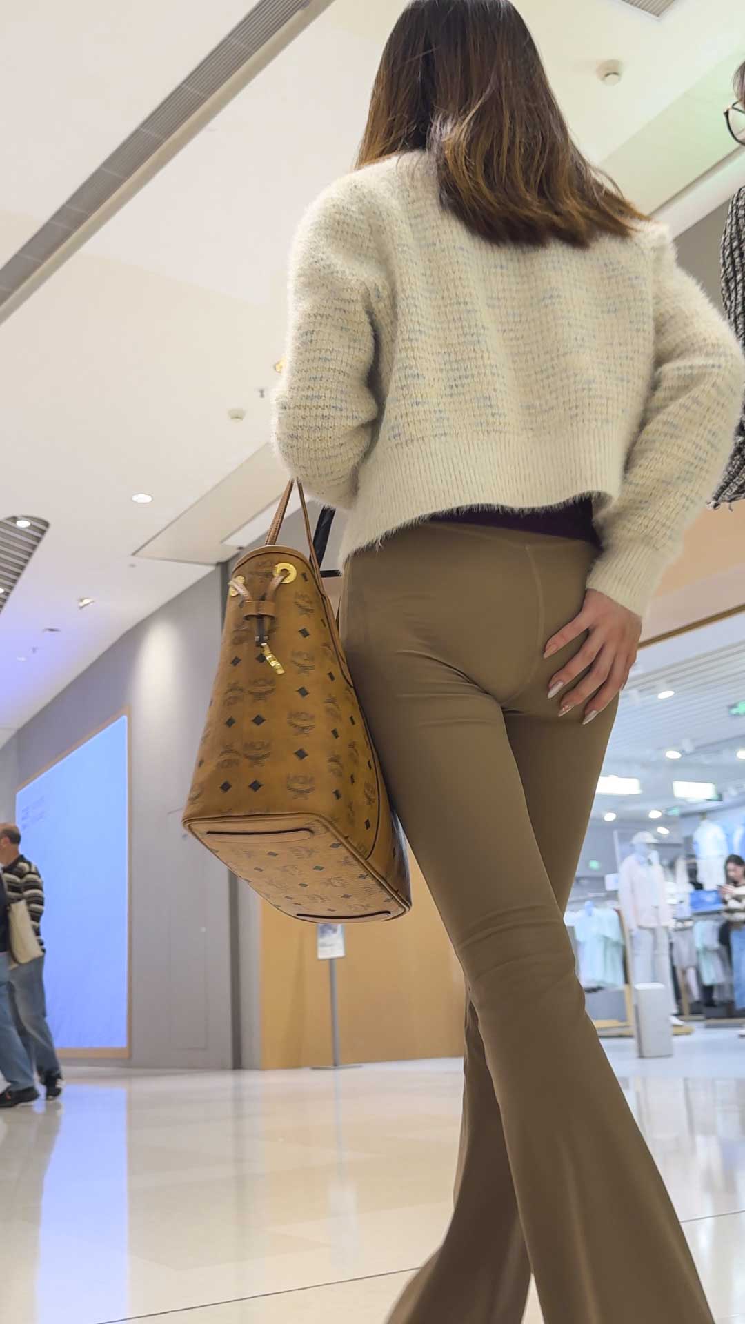 紧身瑜伽裤少妇的性感暴击