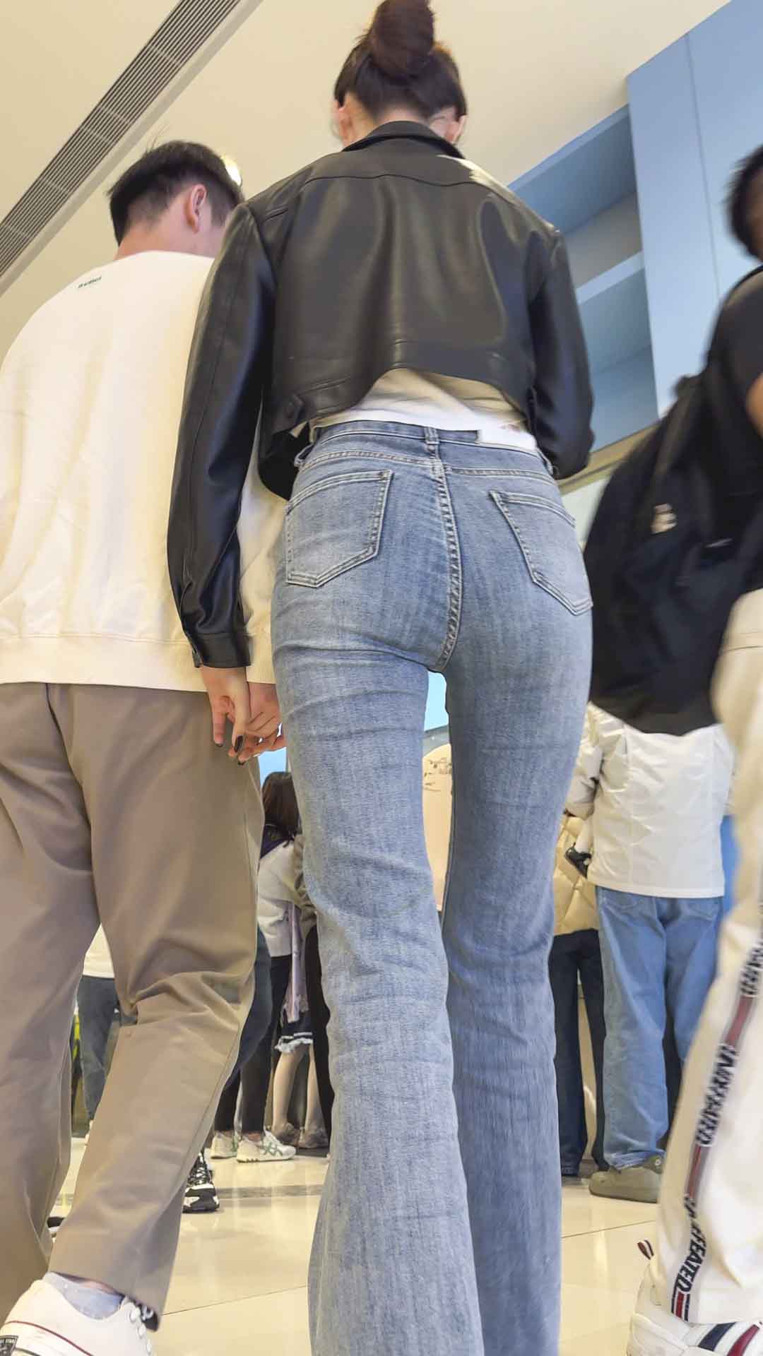 紧身牛仔裤与丰满翘臀你的愿望