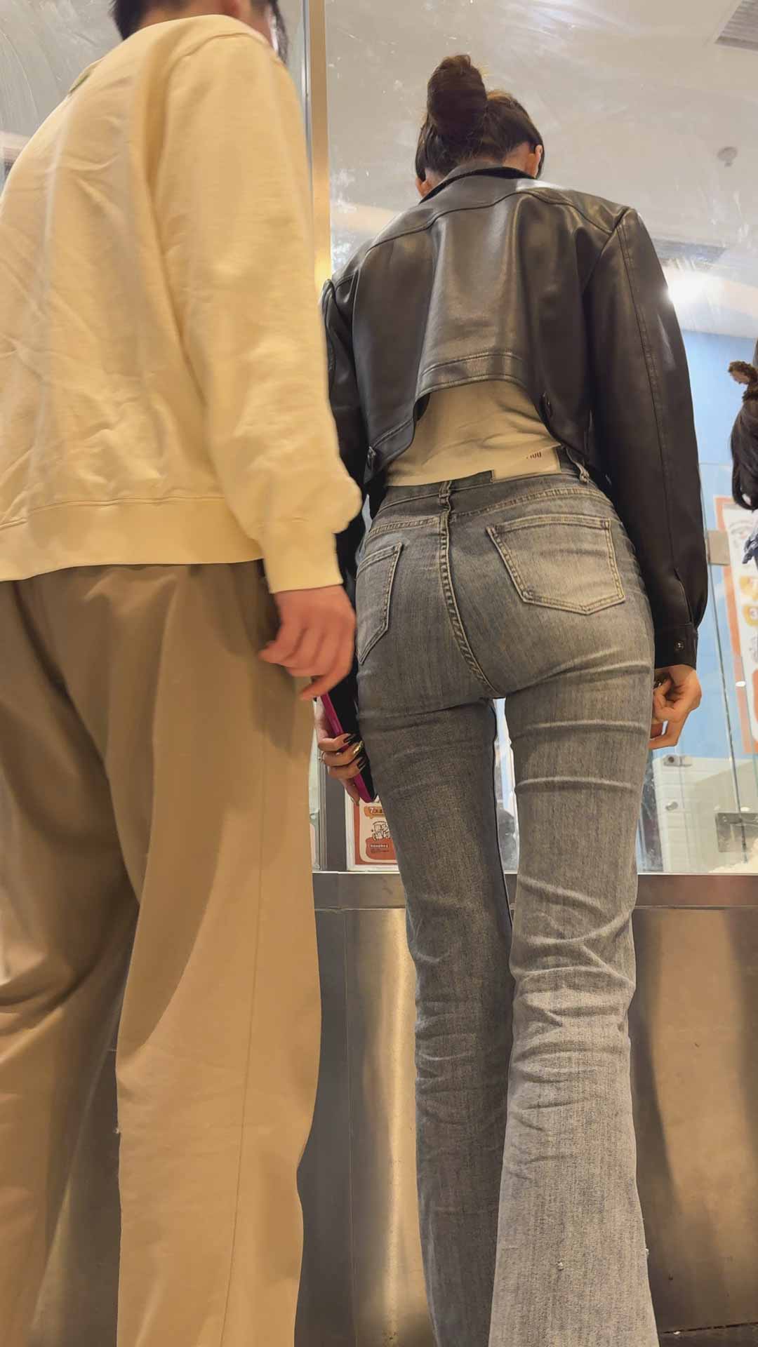 紧身牛仔裤与丰满翘臀你的愿望