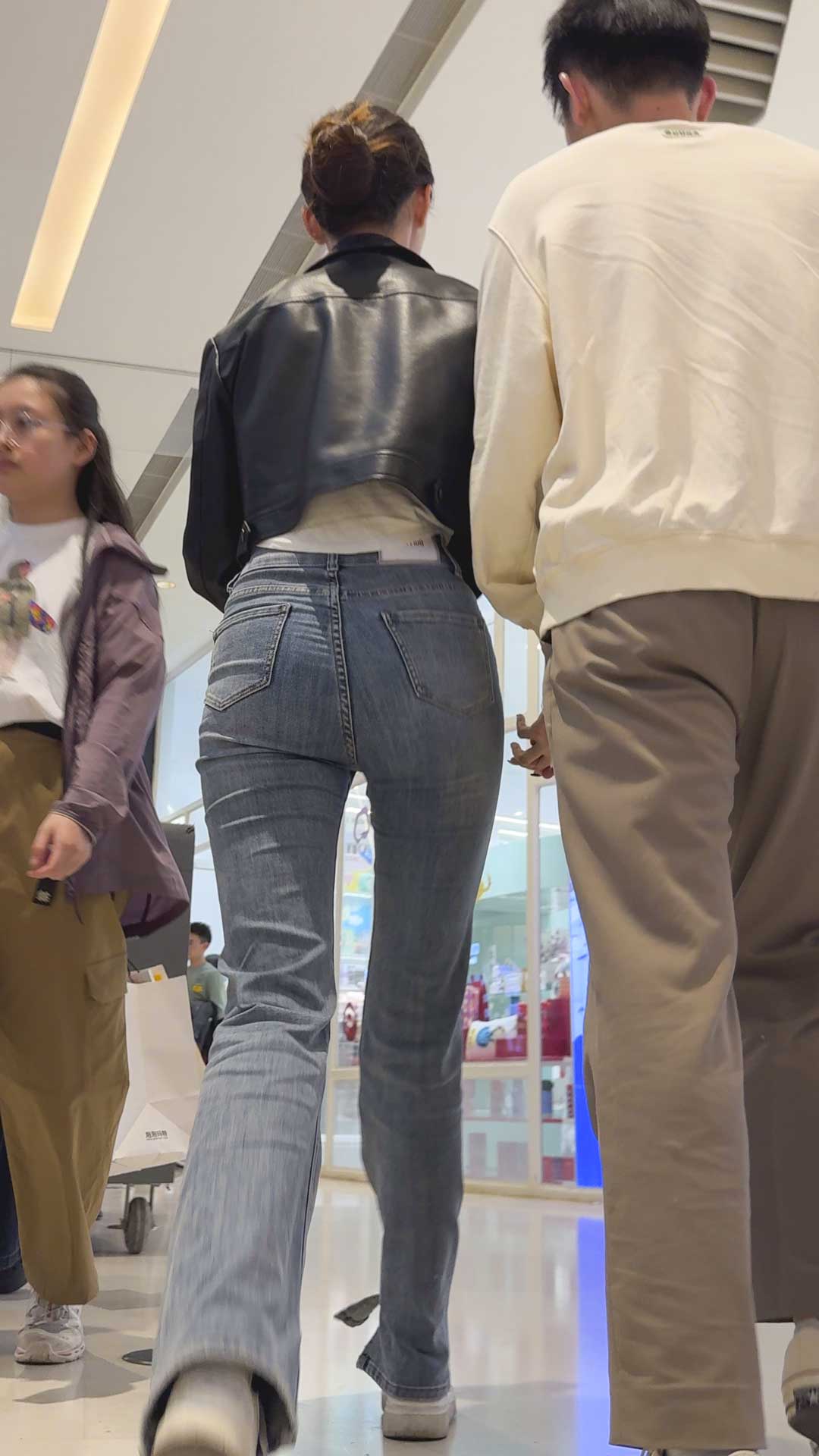 紧身牛仔裤与丰满翘臀你的愿望