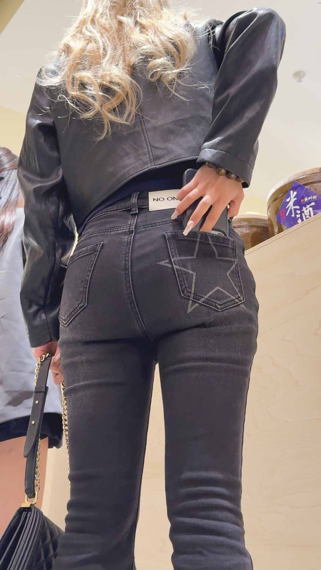 紧身蜜桃臀黑色牛仔裤