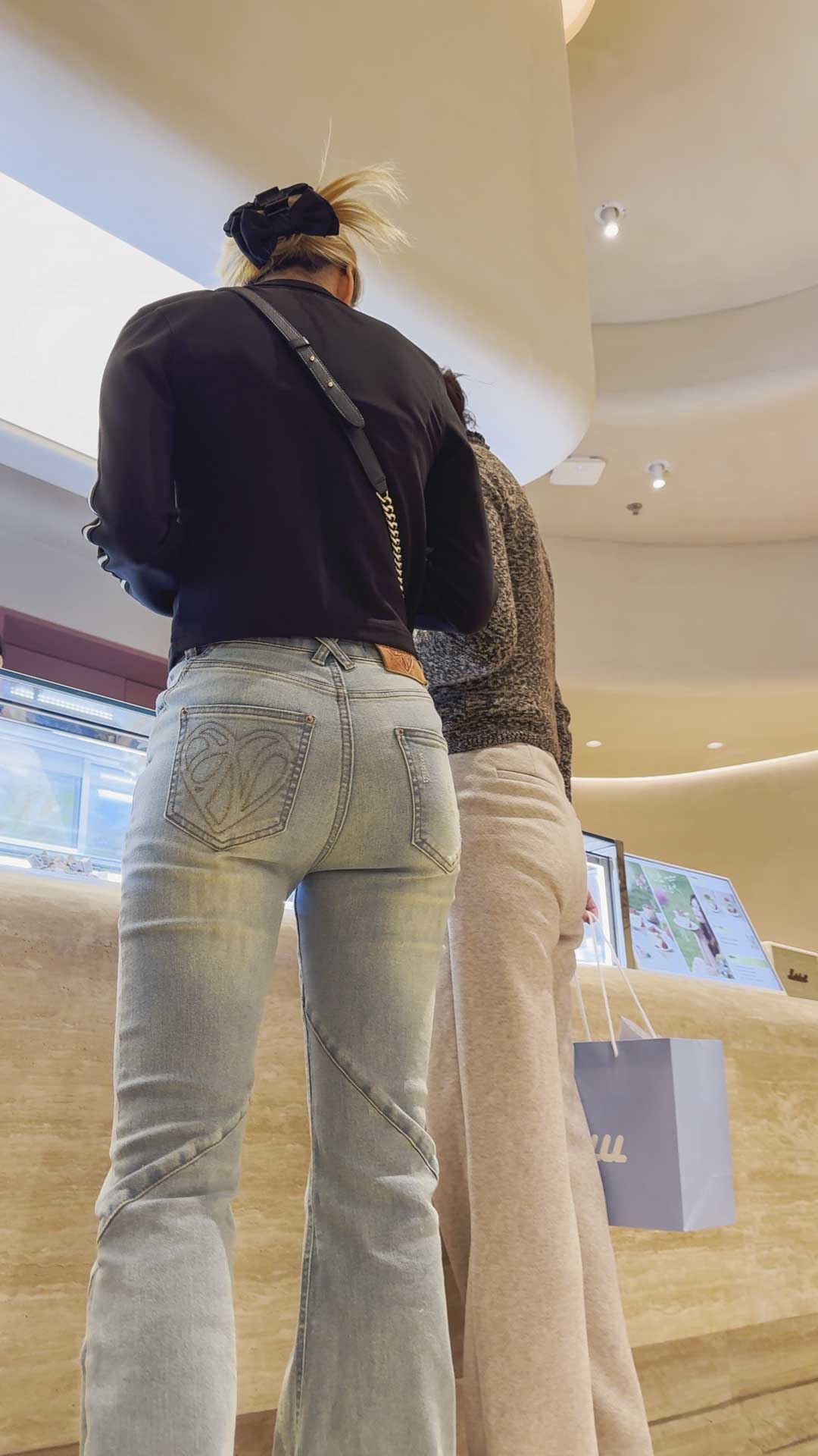 蜜桃臀美女小姐姐