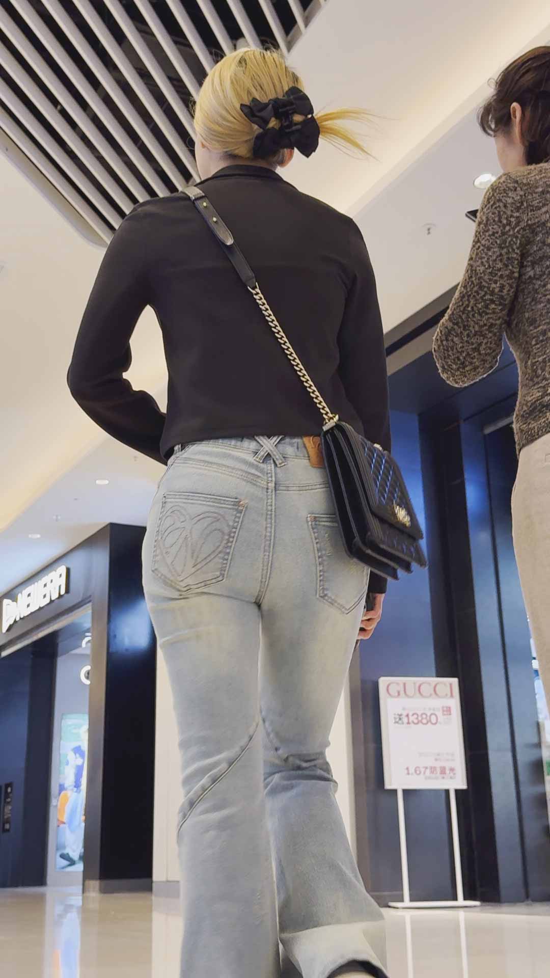 蜜桃臀美女小姐姐