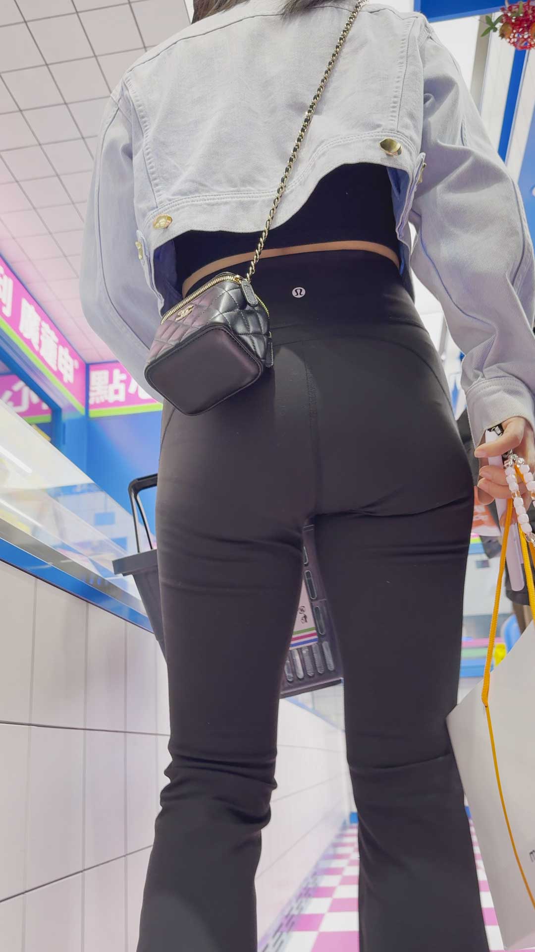 黑色瑜伽裤紧紧地包裹美臀