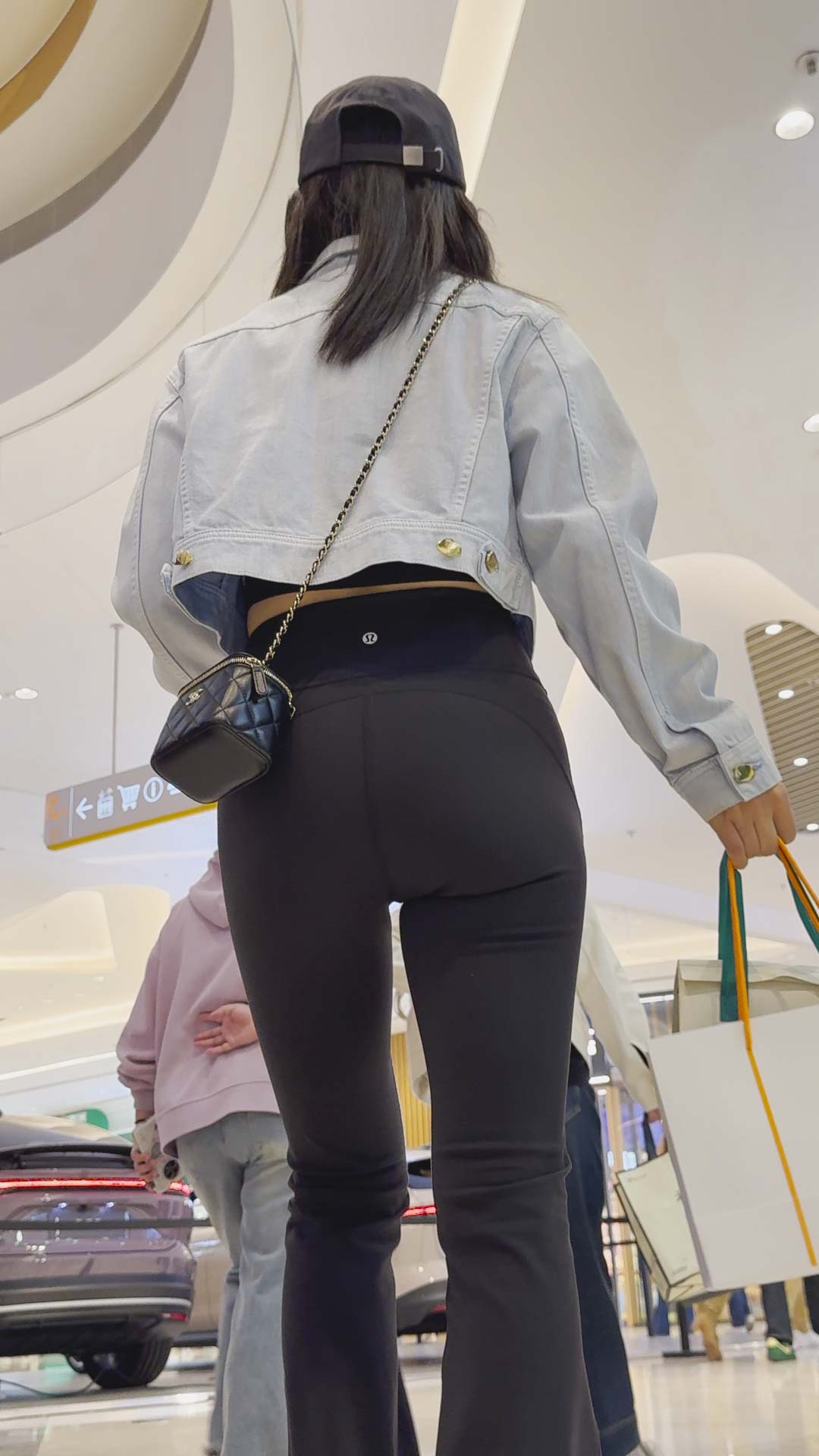 黑色瑜伽裤紧紧地包裹美臀