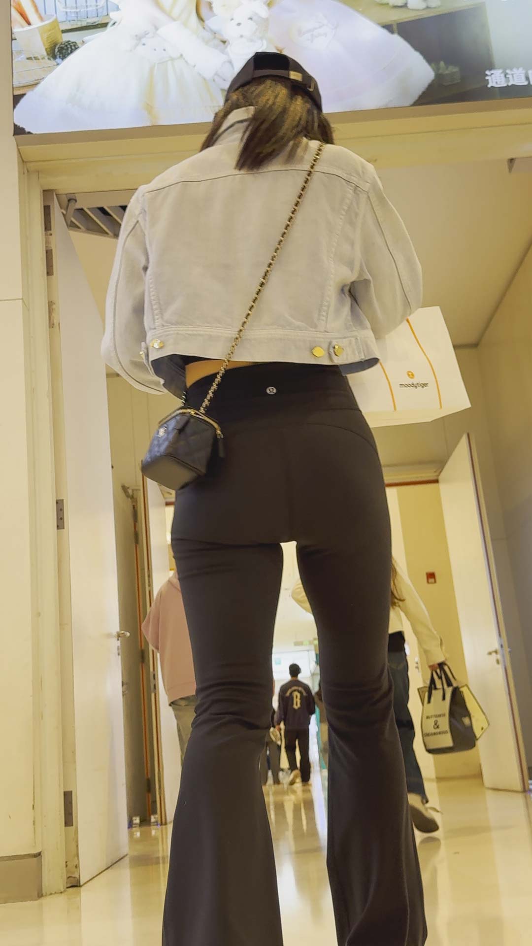 黑色瑜伽裤紧紧地包裹美臀