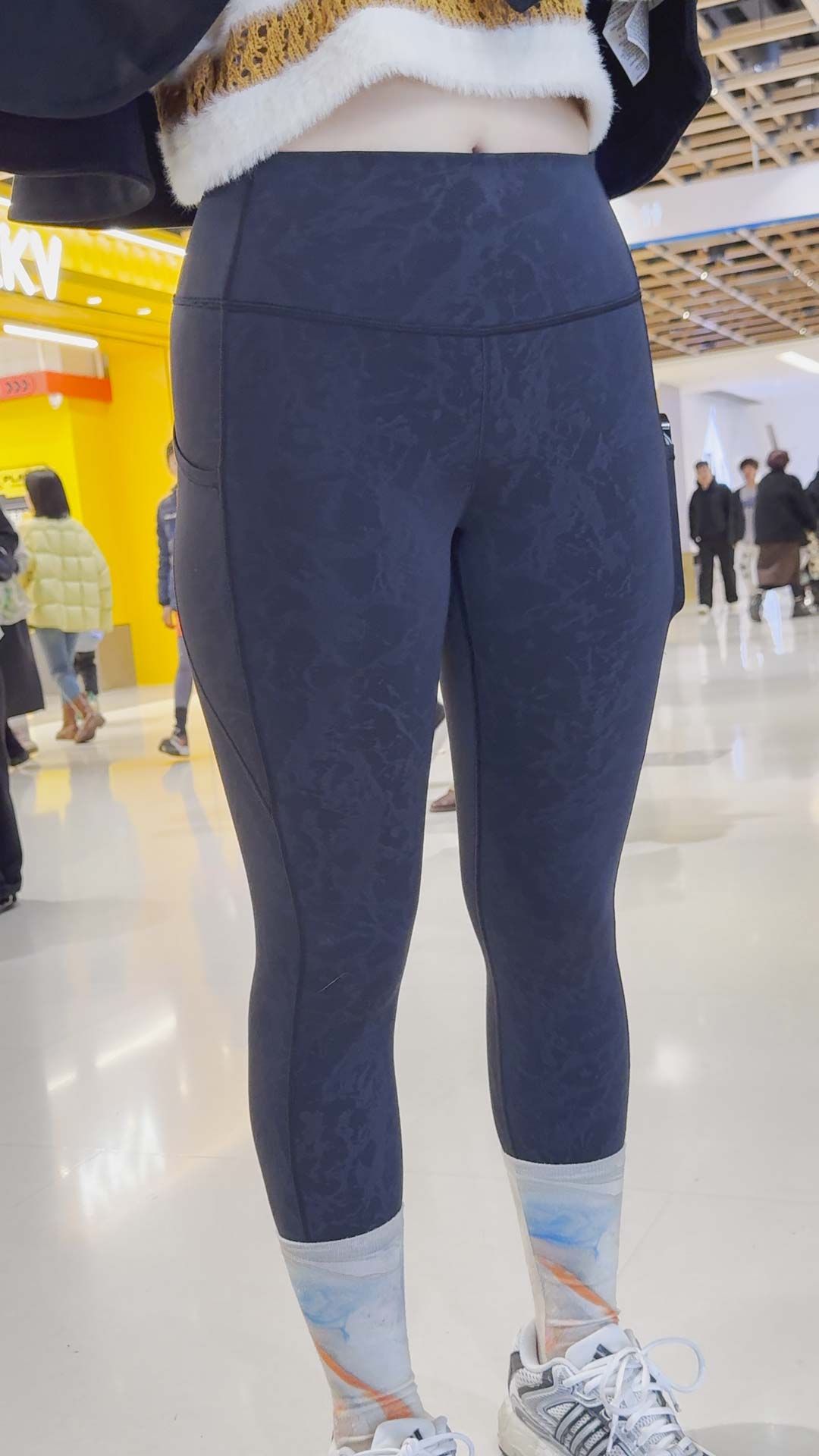 巨大的臀部，仿佛两座巍峨的山峰，高耸挺拔