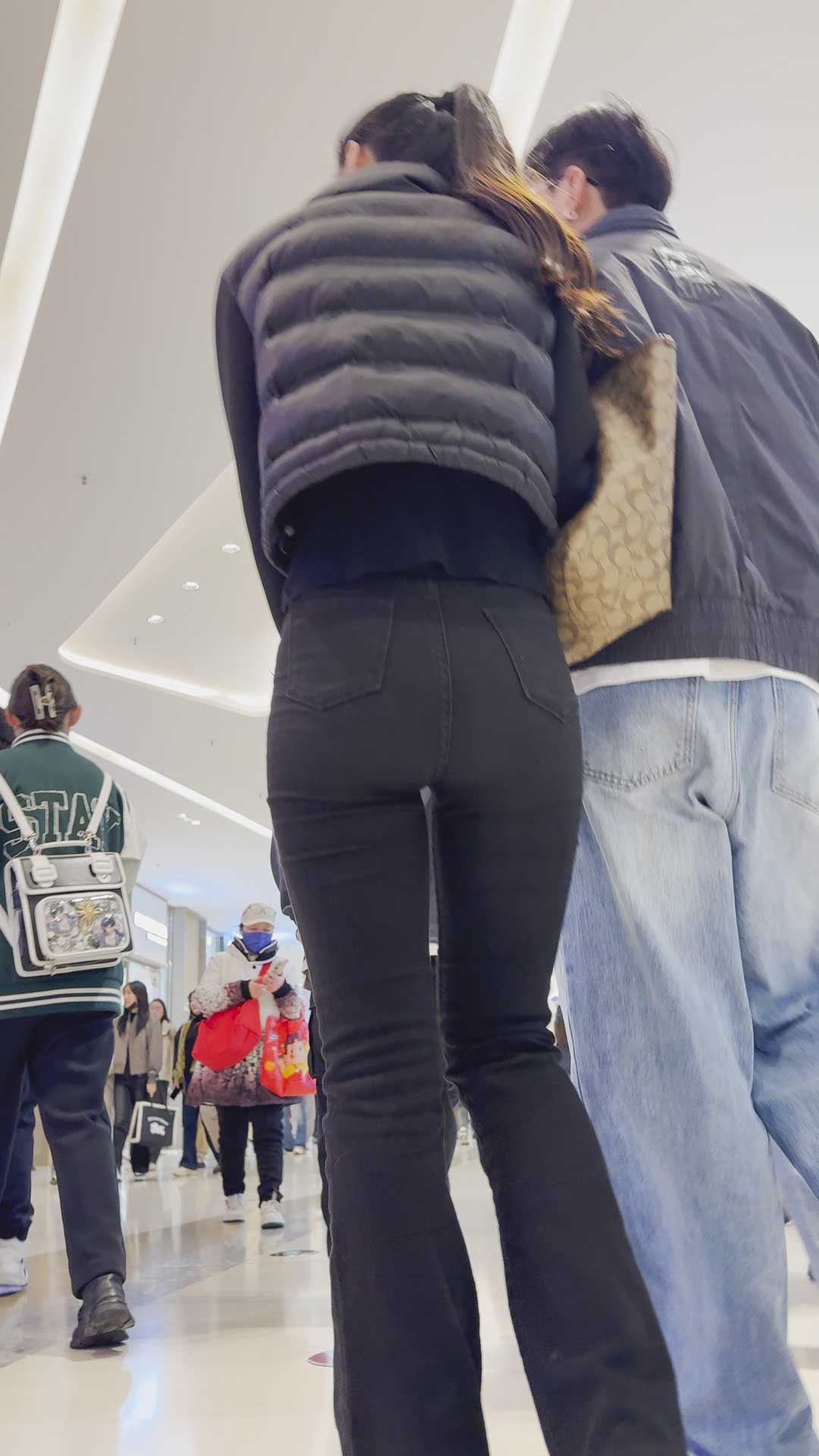 侧看超翘的臀部简直让人血脉喷张