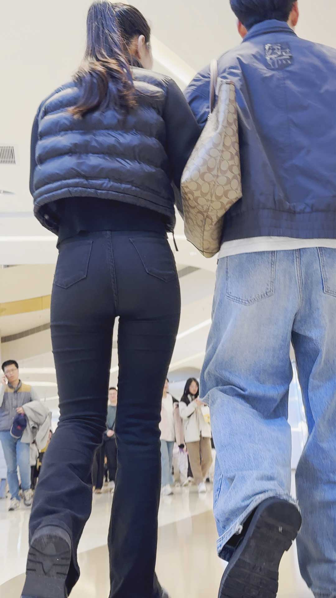 侧看超翘的臀部简直让人血脉喷张