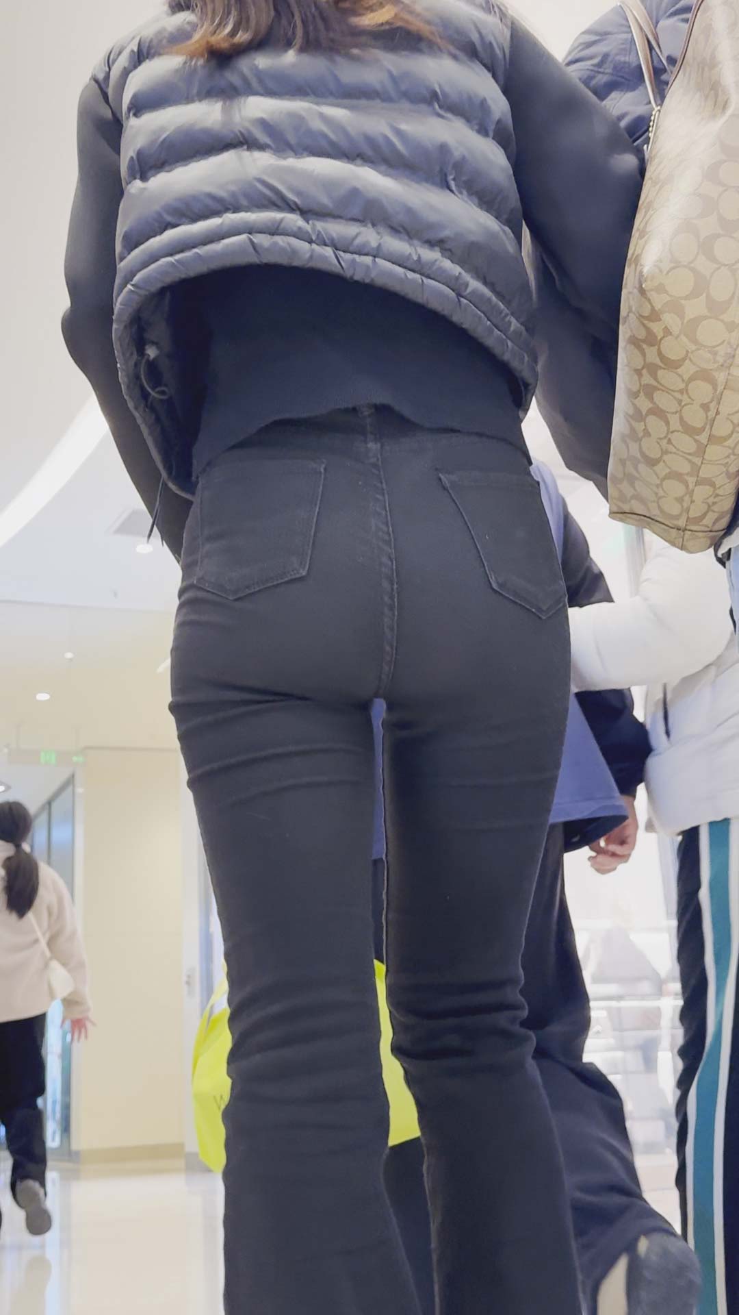 侧看超翘的臀部简直让人血脉喷张