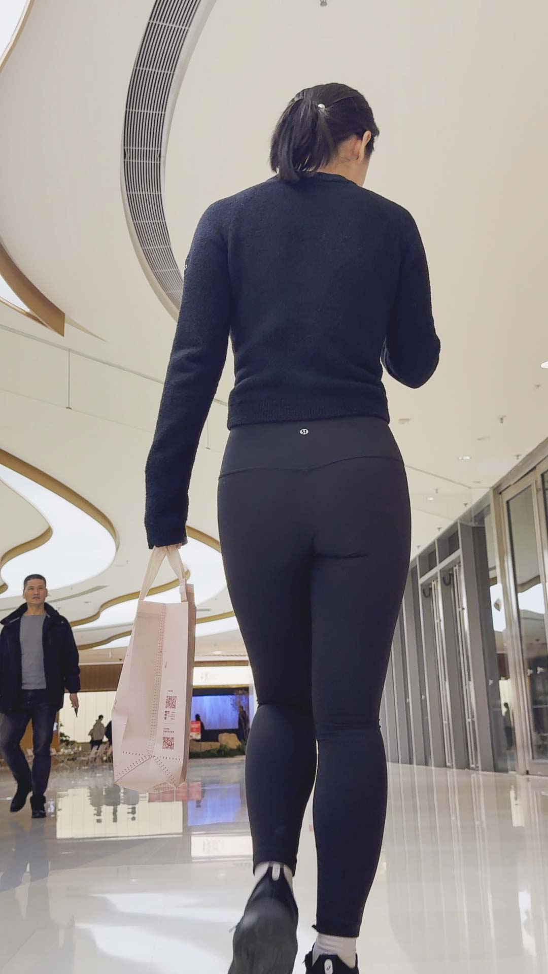 黑紧臀瑜伽裤透内痕少妇