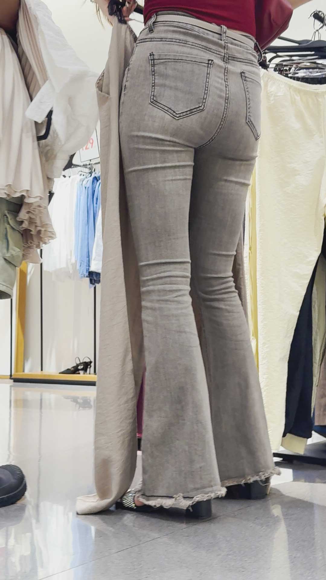 牛仔喇叭裤胸器大宽臀绝美小姐姐